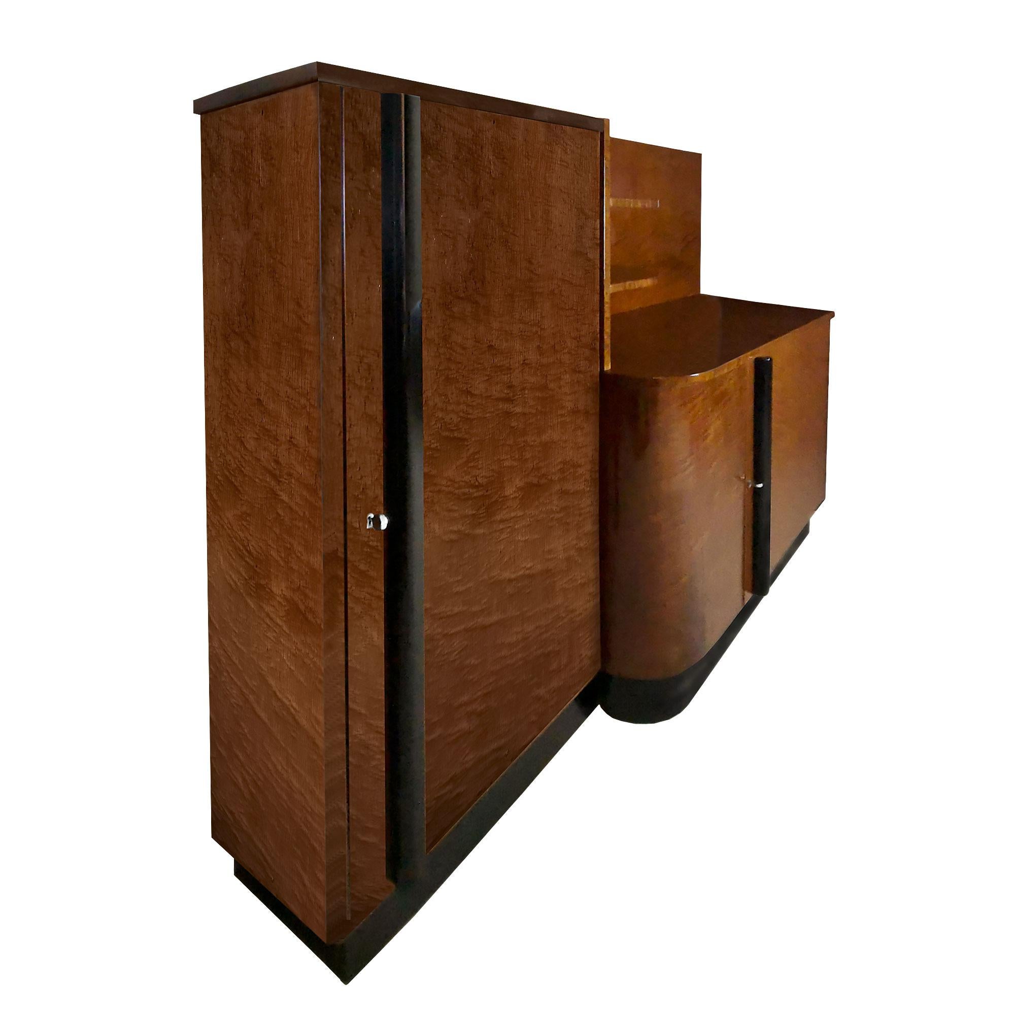 Italian Large Art Deco Sideboard Cabinet in Speckled Mahogany - Italy 1930 For Sale