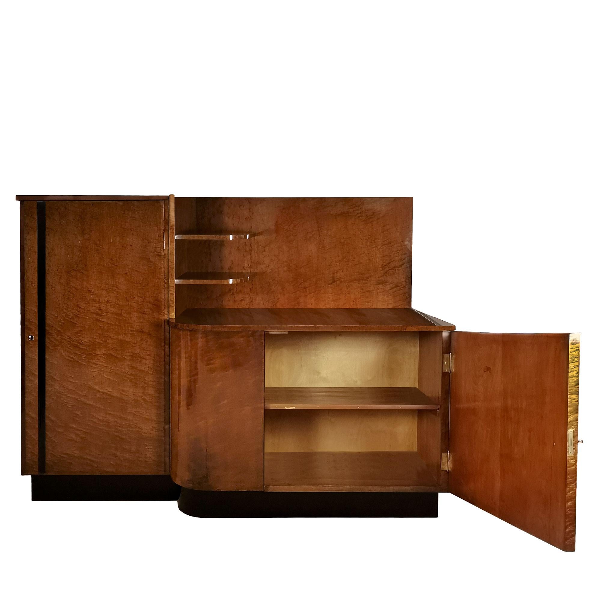 Large Art Deco Sideboard Cabinet in Speckled Mahogany - Italy 1930 In Good Condition For Sale In Girona, ES