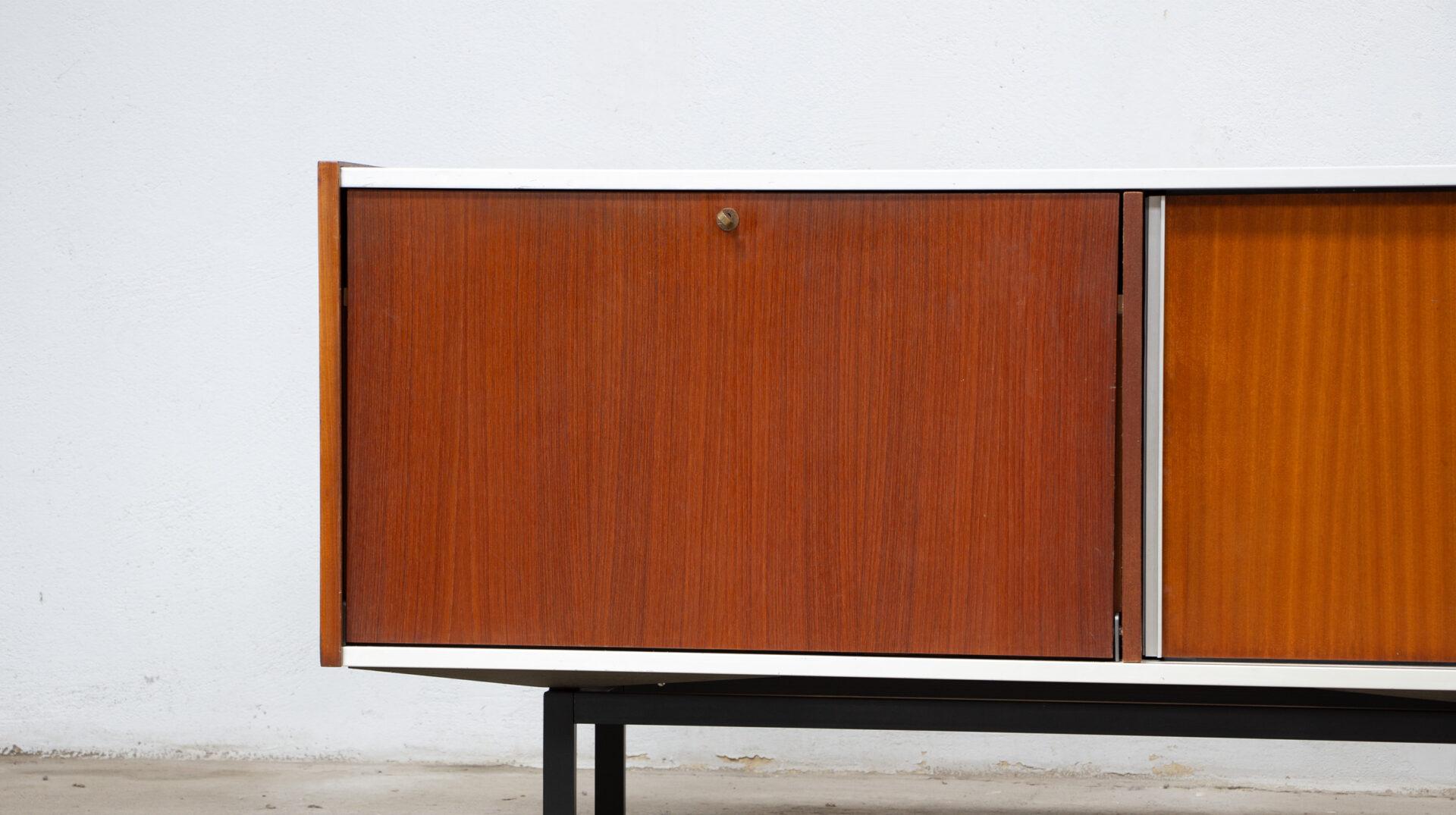 Georges Frydman Anrichte, EFA Ausgabe

Großes Sideboard aus Mahagoni und Aluminium aus den 1960er Jahren von Designer Georges Frydman, EFA-Edition.
Georges Frydman erhielt 1966 den René-Gabriel-Preis.

Dieses Vintage-Sideboard besteht aus drei