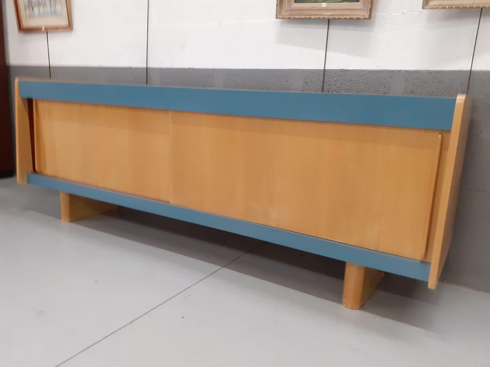 Mid-Century Modern Large Sideboard in Ash and Formica circa 1950 For Sale