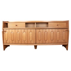 Grand buffet en chêne et céramique Danikowski, par Guillerme et Chambron, 1960.