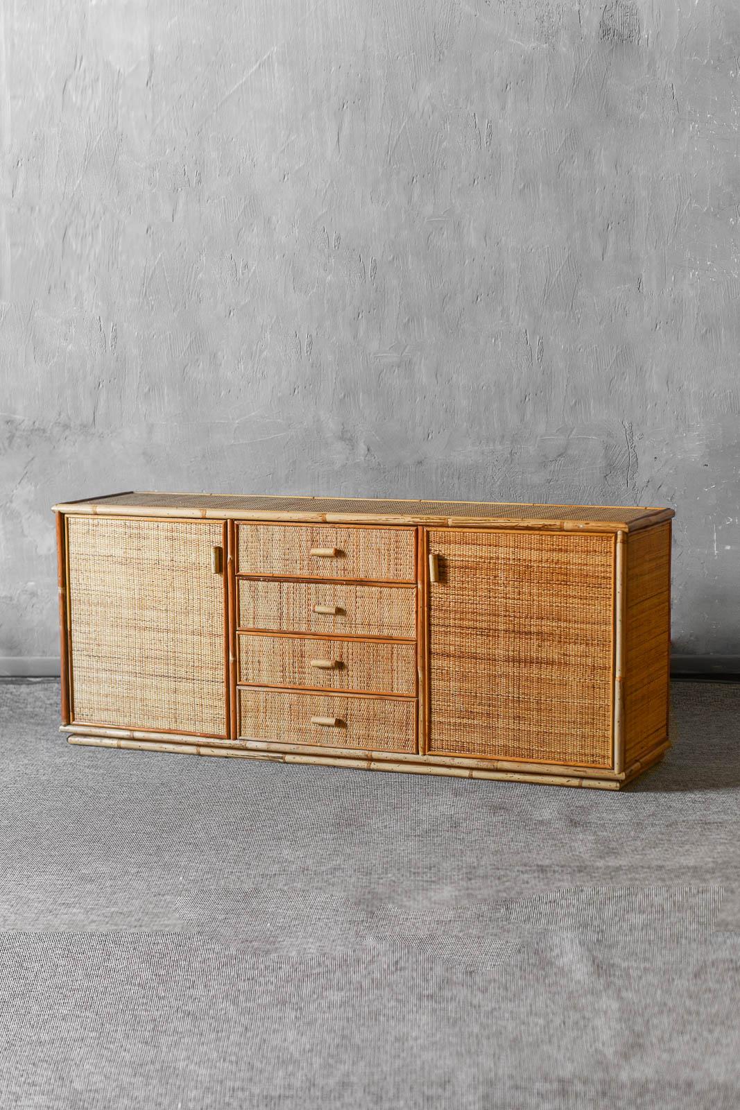 Large sideboard in rush and wicker, 1980
Storage unit with doors, drawers and internal shelves.
Dimensions 160 W x 86 H x 51 D
The sideboard is in very good condition with some minor signs due to age and use. Contact us if yo need more details or