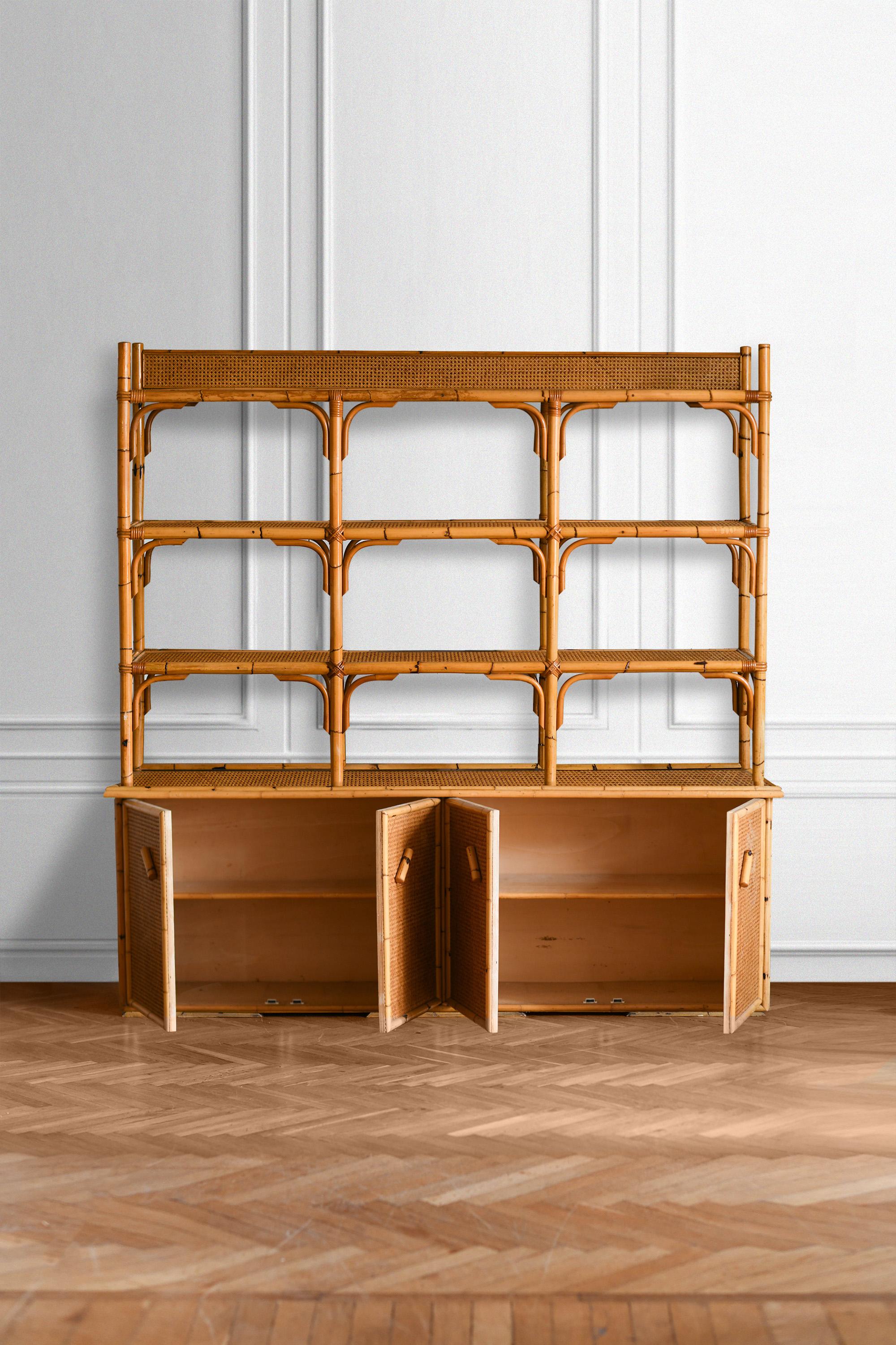 Large sideboard in rush, wicker and Vienna straw.
Storage unit with shelves, doors and internal shelves.
Dimensions: 220 W x 220 H x 48 D cm. Space between shelves 40 H cm
Italian production, 1980s