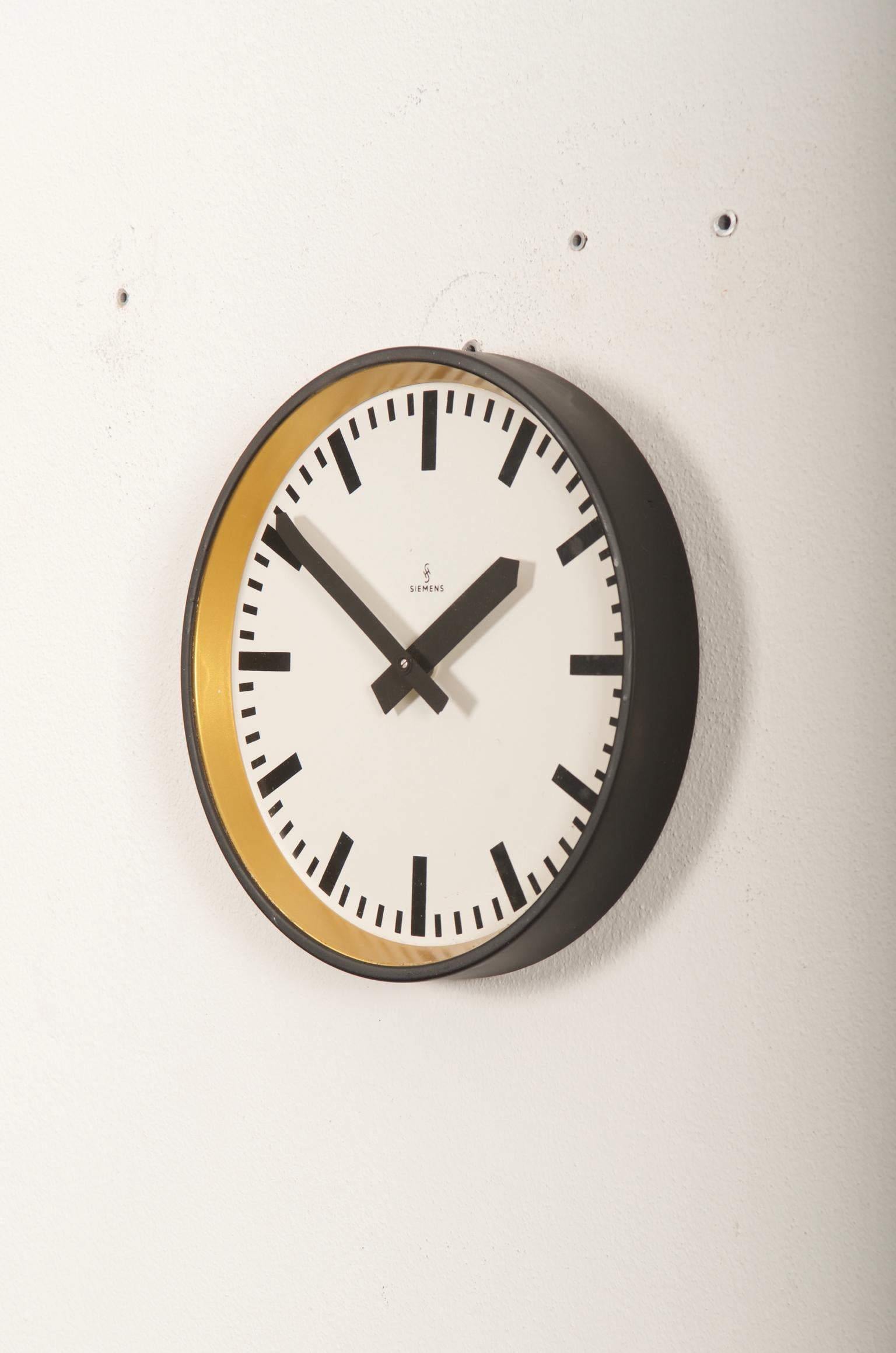Milieu du XXe siècle Grande horloge murale d'usine, de station ou d'atelier Siemens en vente