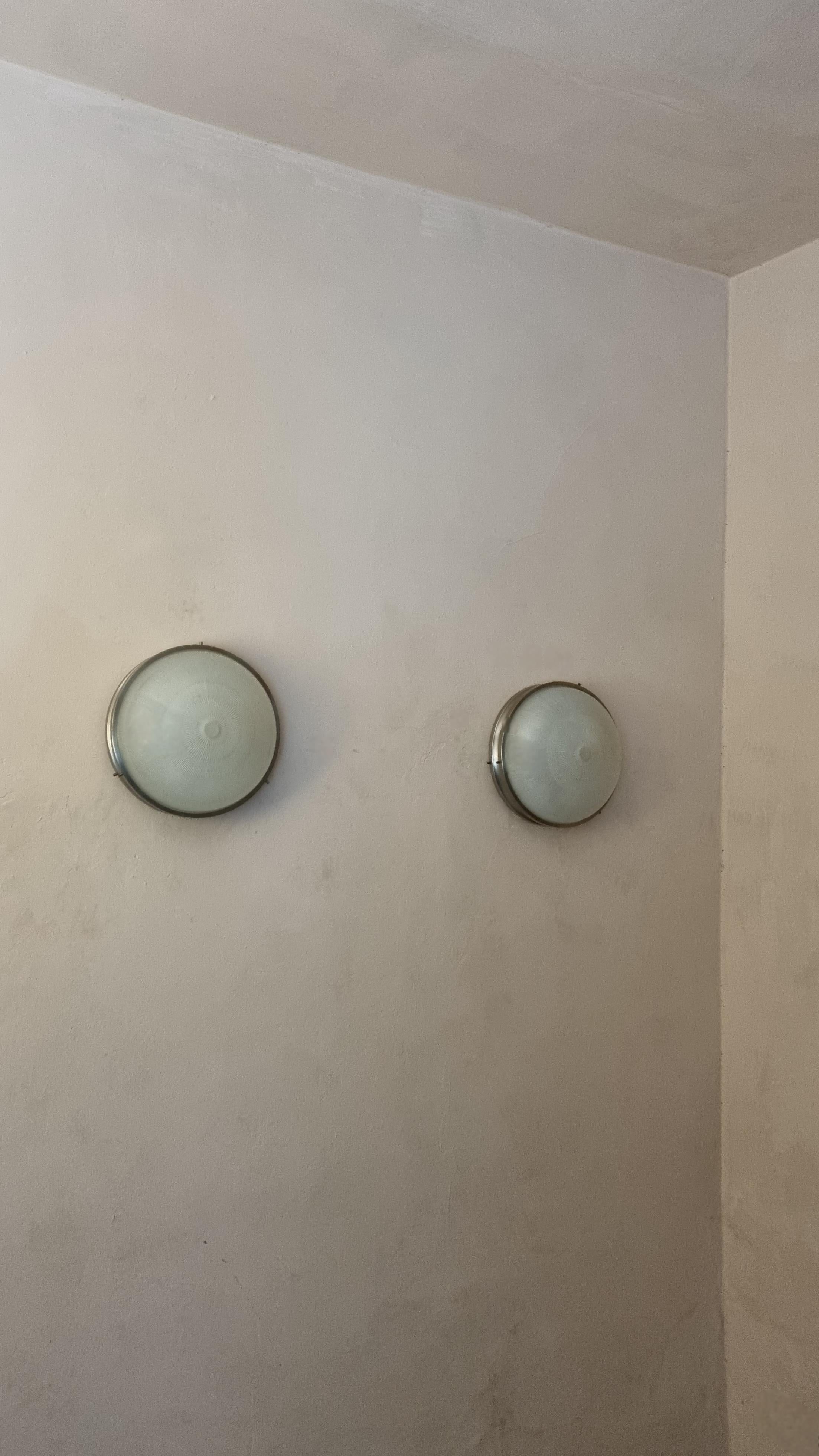 Lote de 2 grandes apliques Sigma diseñados por Sergio Mazza para Artemide en los años 60, difusores de cristal prensado, estructura de latón niquelado, cada lámpara  2 puntos de luz superpuestos que emiten una luz cálida y suave. monta bombillas E