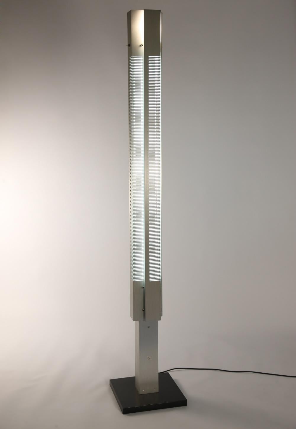 10 years after producing his famous first designs, Mouille departed from naturalism and created a series of lighted columns, among them the large and small signals. The signals combine incandescent and fluorescent lighting effects which glow through
