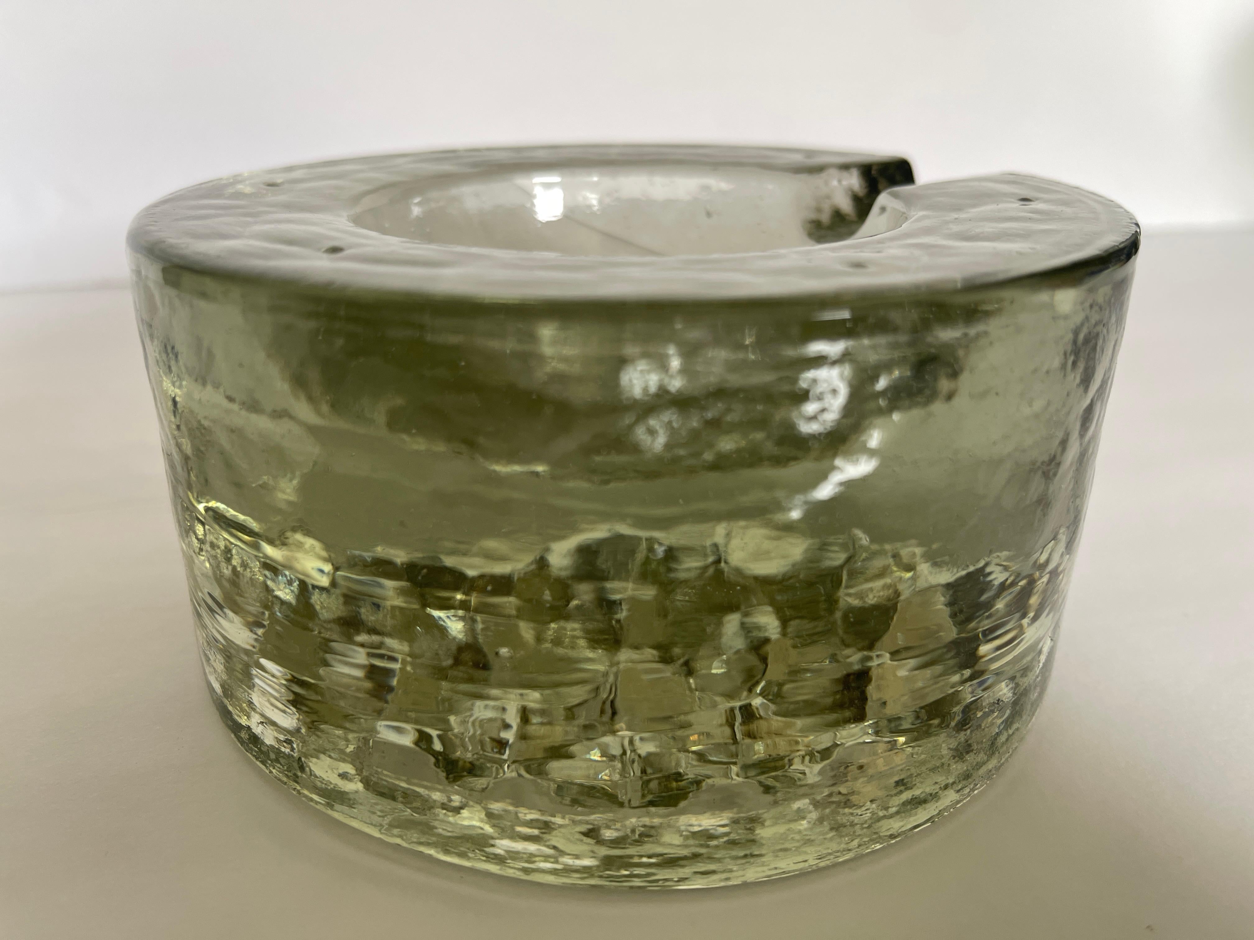 1960's German textured glass cigar ashtray with mottled glass around top and surrounding perimeter. where bowl looks as if floating in space.
 Die Unterseite des Stücks hat ein quadratisches geometrisches Gittermuster, das mit einer einzigen