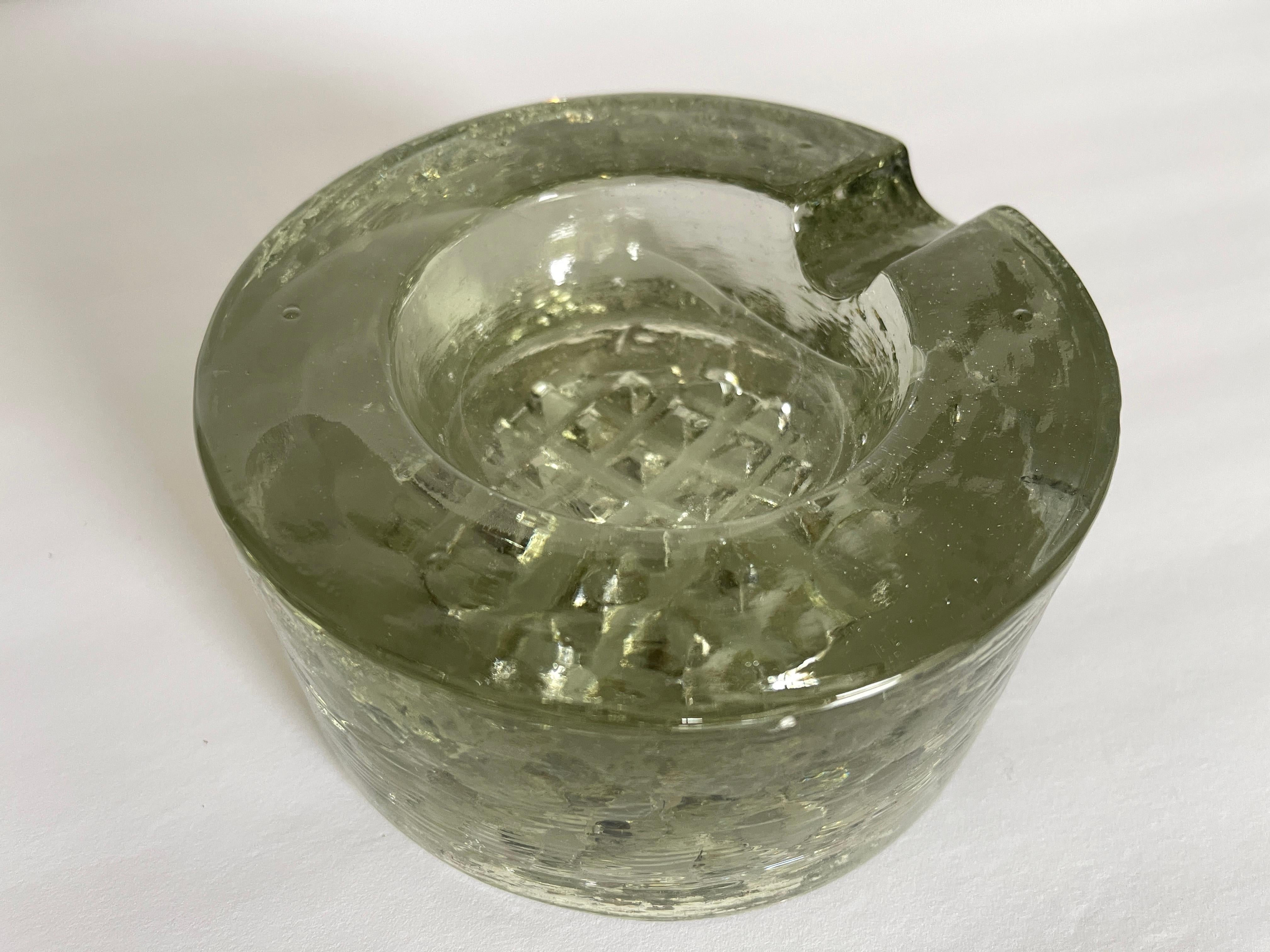 Großer signierter 1960er deutscher skulpturaler Glasaschenbecher (Moderne der Mitte des Jahrhunderts) im Angebot