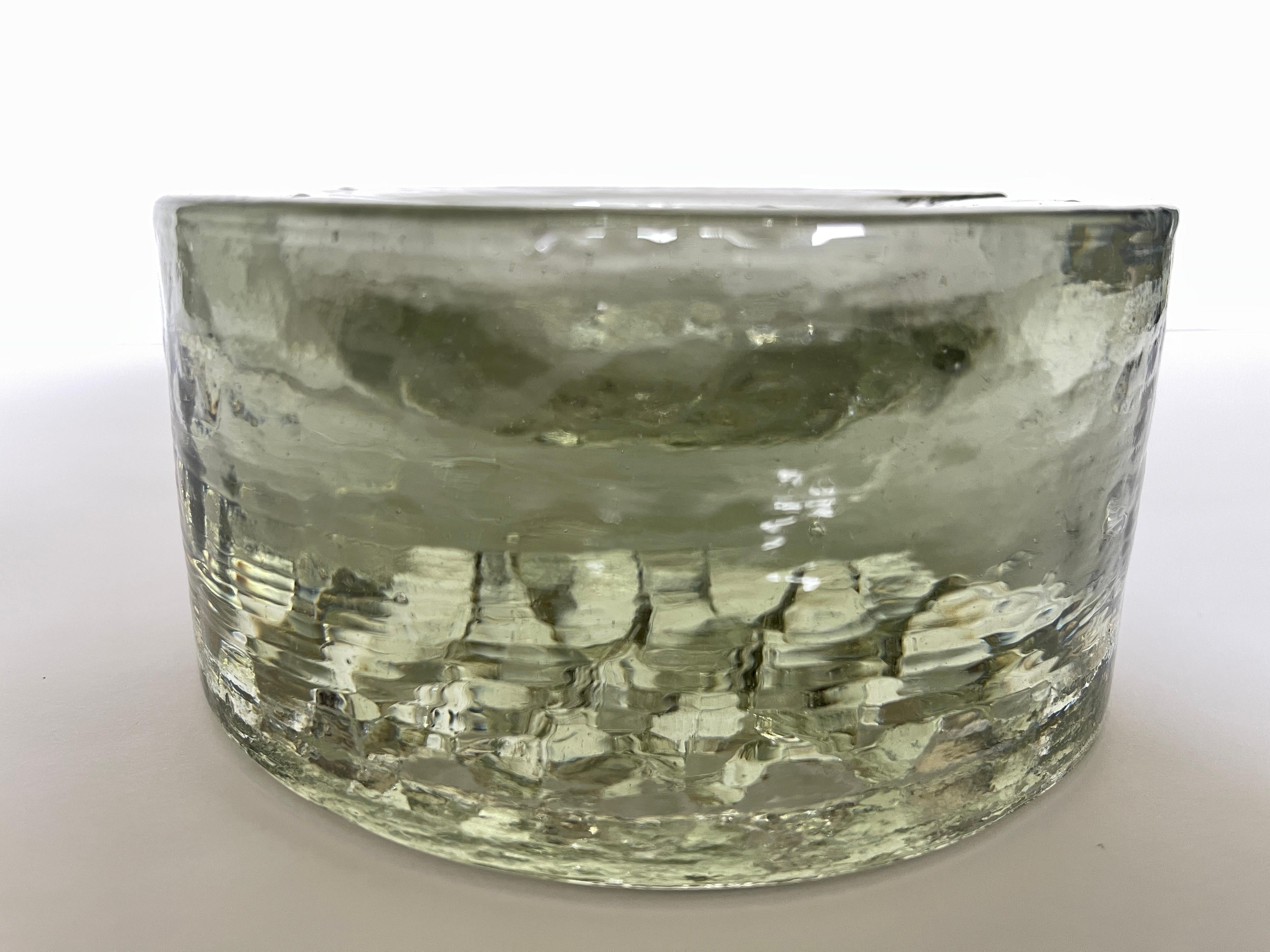 Großer signierter 1960er deutscher skulpturaler Glasaschenbecher im Zustand „Gut“ im Angebot in New York, NY