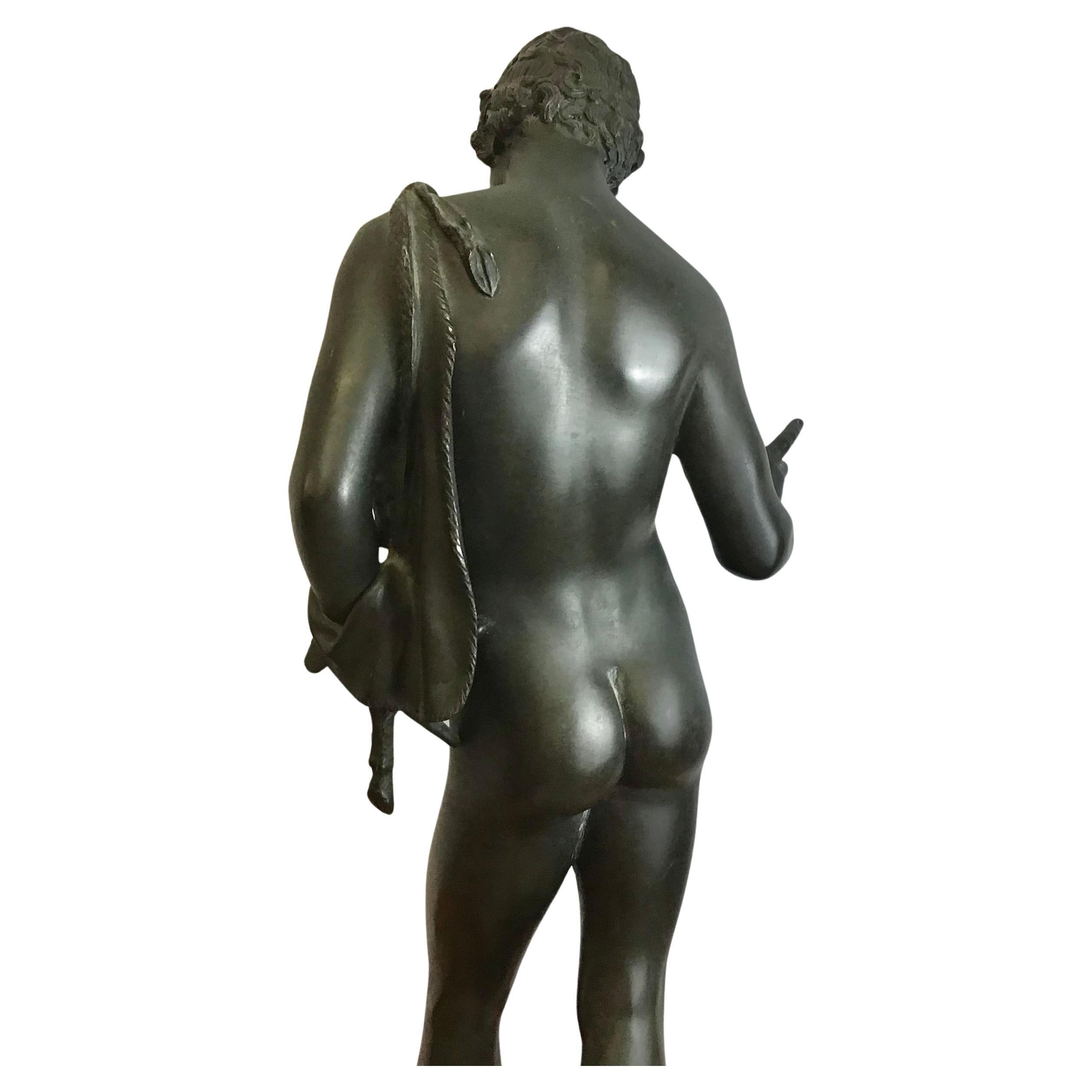 Grande sculpture en bronze du Grand Tour du XIXe siècle représentant Narcisse, d'après l'original trouvé en 1862 à Pompéi. Signé 