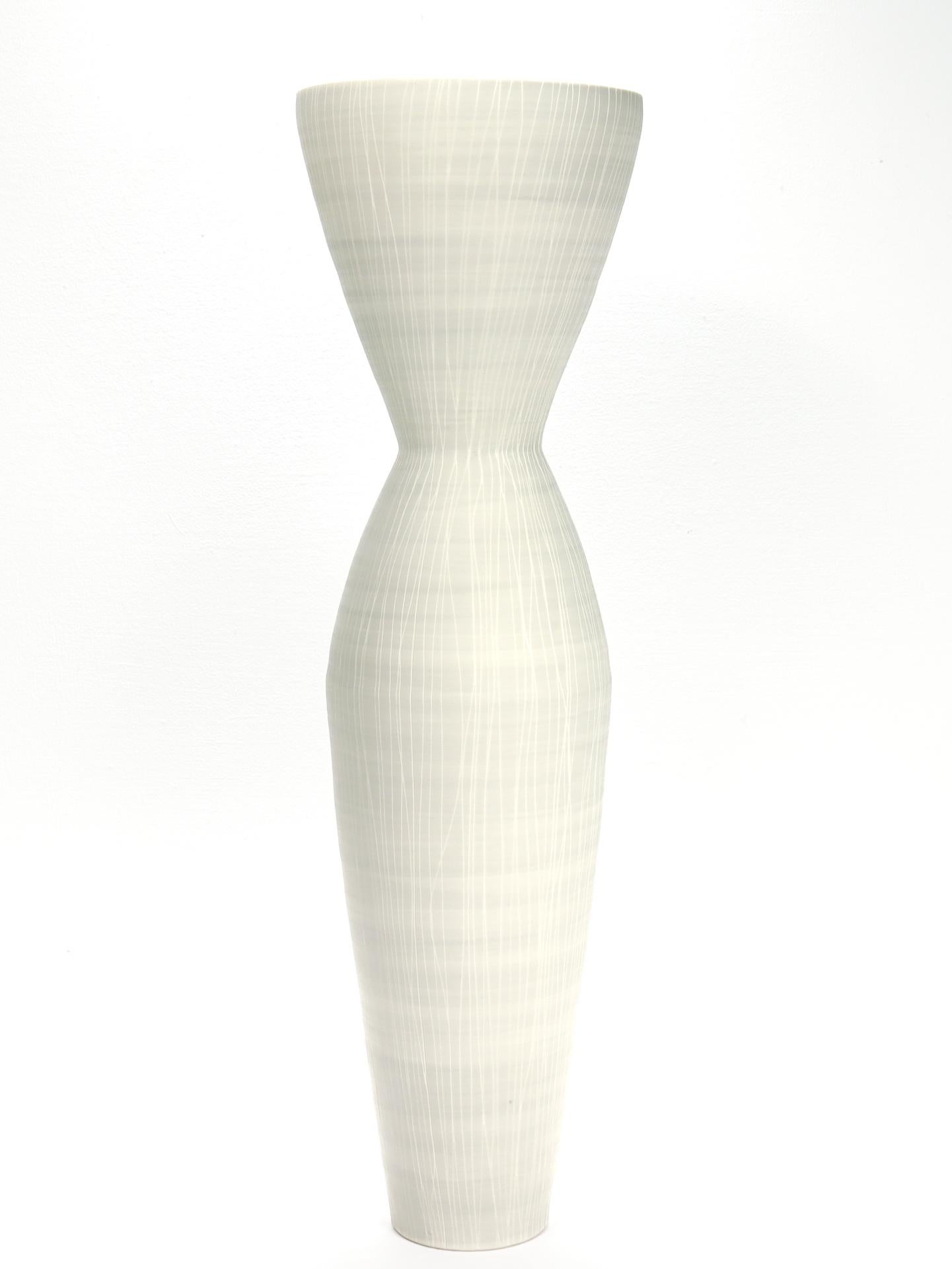 A fine Modern studio vase.

Anna Sykora, vases Sgraffito vases, 2014. Porcelain, terra sigillata

By Anna Sykora. 

With a white porcelain body with a light grey terra sigillata slip glaze.

With sgraffito or incised decoration around the