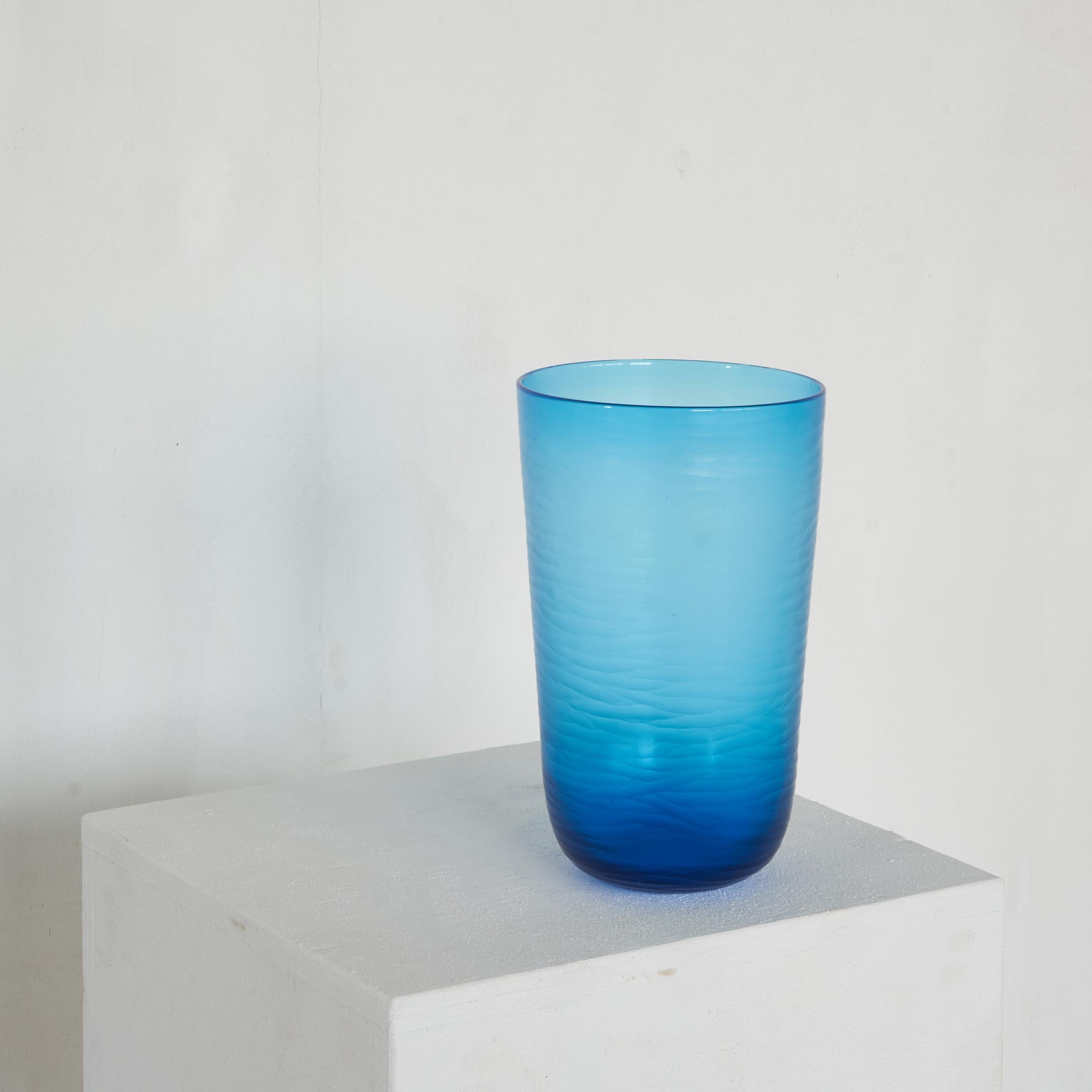 Fait main Vase en verre d'art de Murano bleu sculpté Salviati 'Battuto' 1960s en vente