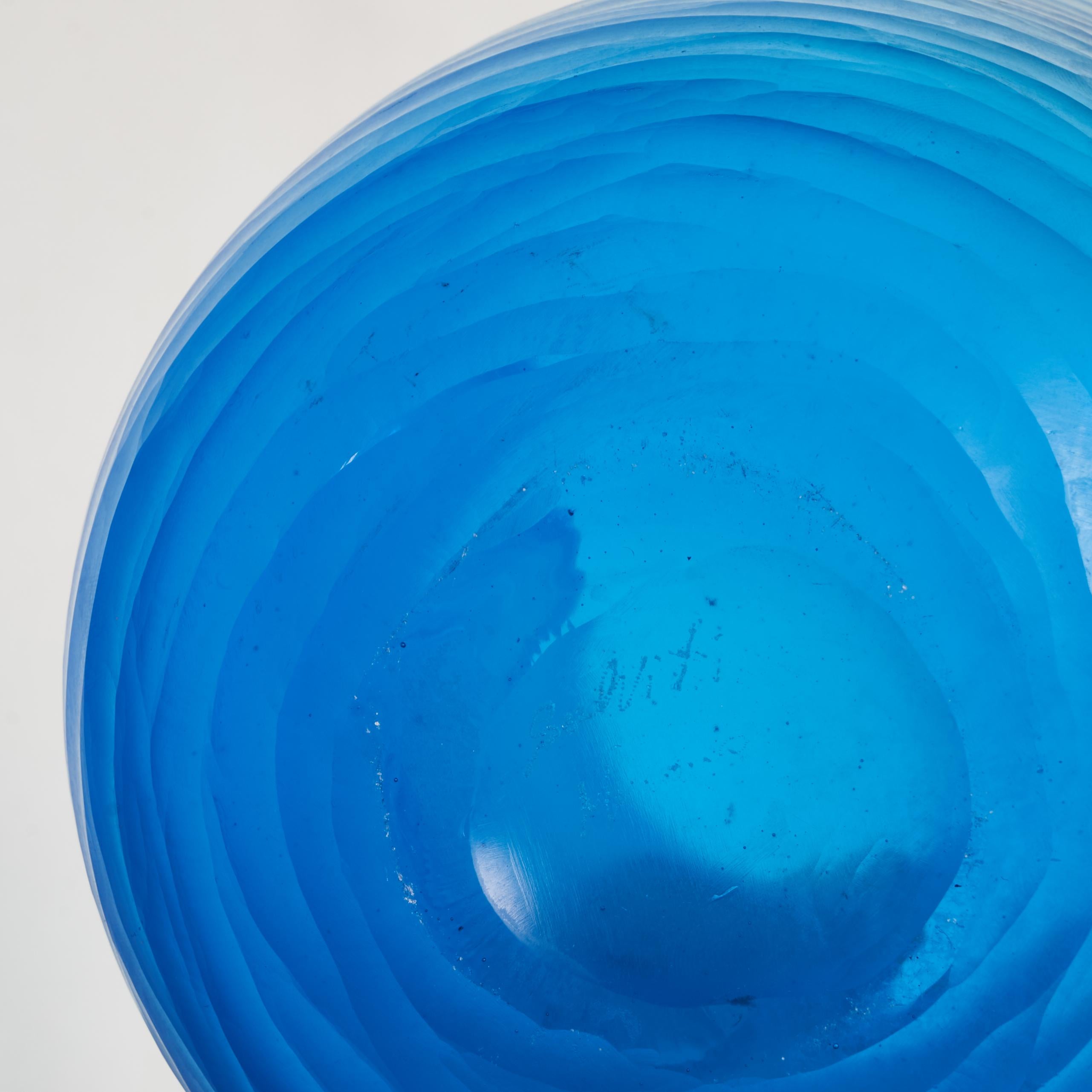 Milieu du XXe siècle Vase en verre d'art de Murano bleu sculpté Salviati 'Battuto' 1960s en vente