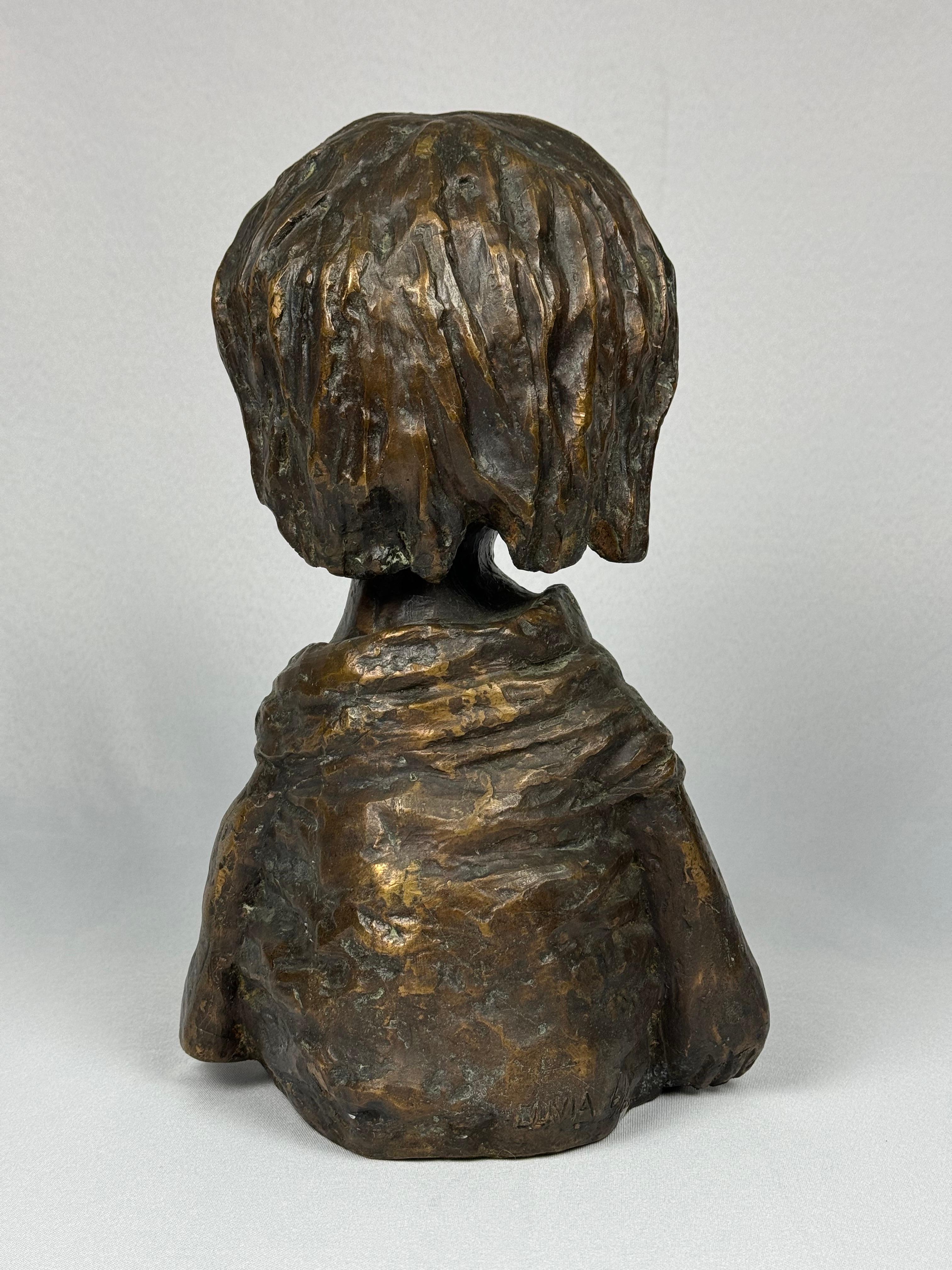 Grande scultura in bronzo firmata di Sergio Unia raffigurante una bambina in vendita 4