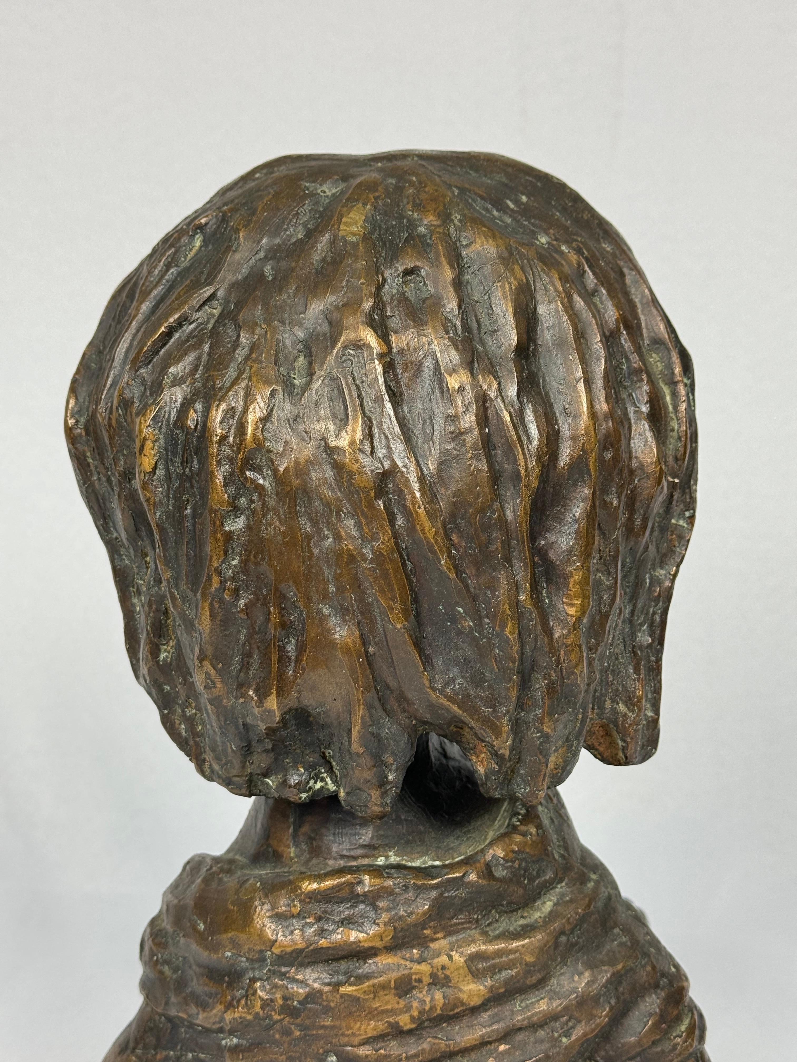 Grande scultura in bronzo firmata di Sergio Unia raffigurante una bambina in vendita 6