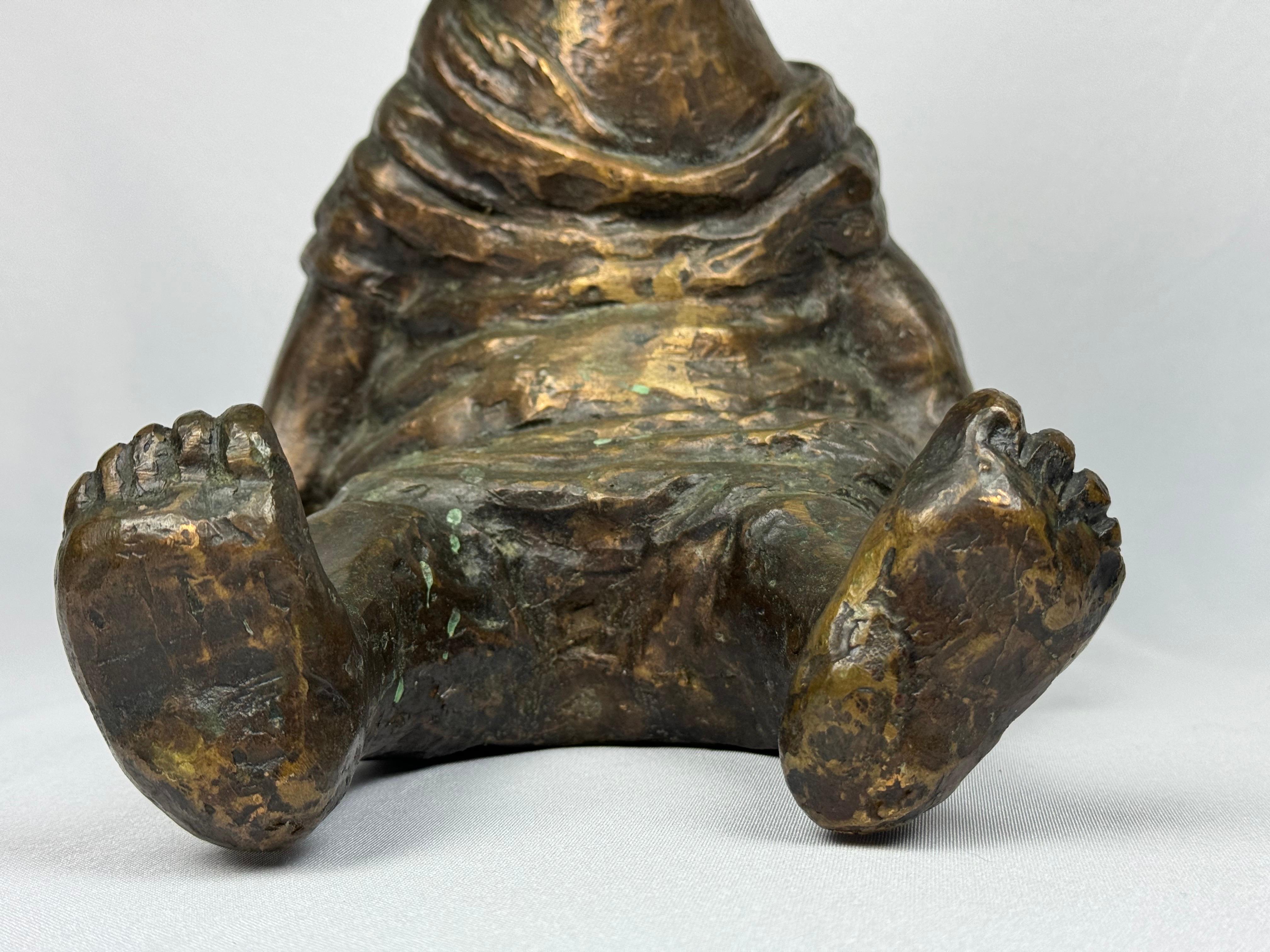 Grande scultura in bronzo firmata di Sergio Unia raffigurante una bambina in vendita 9