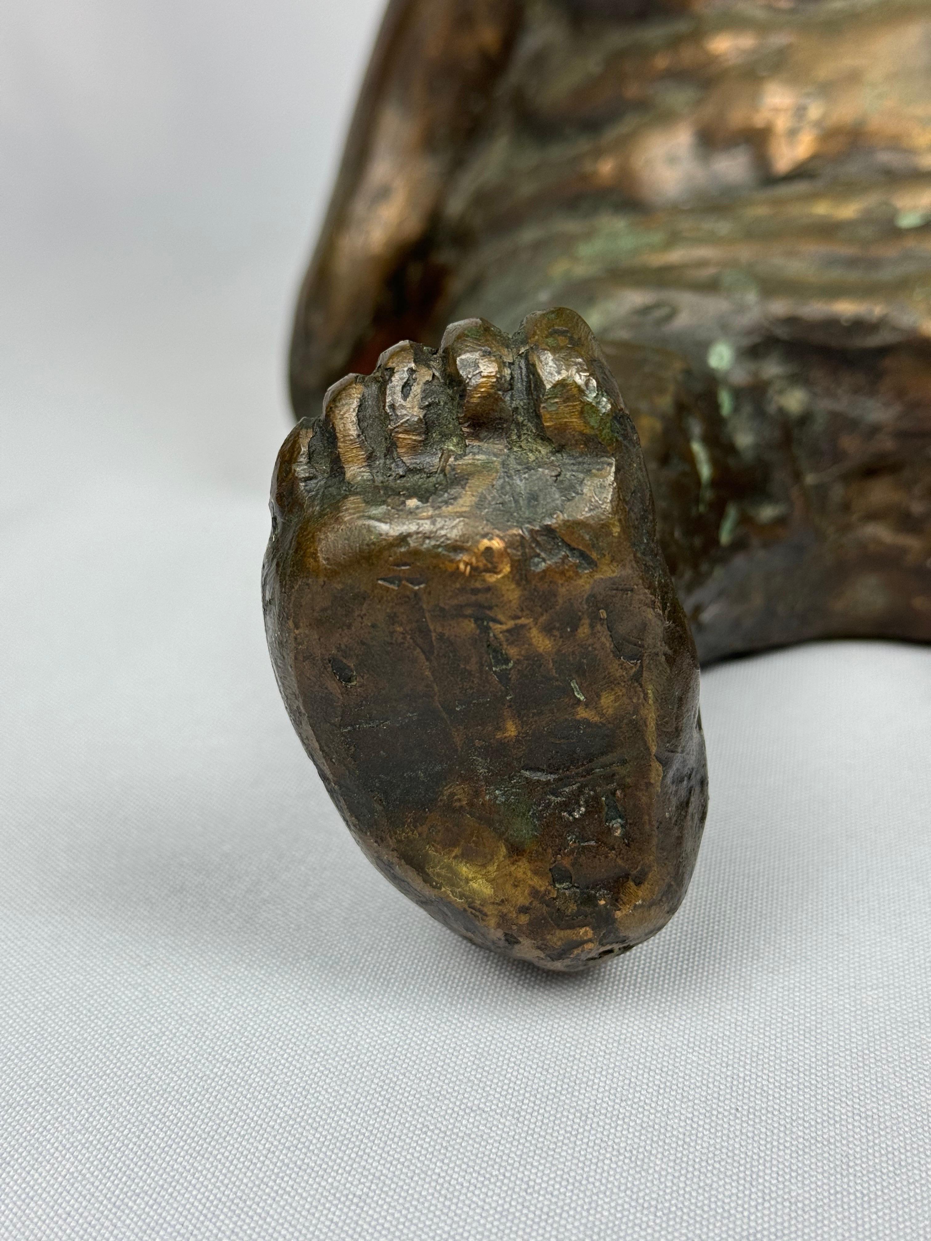 Grande scultura in bronzo firmata di Sergio Unia raffigurante una bambina in vendita 10