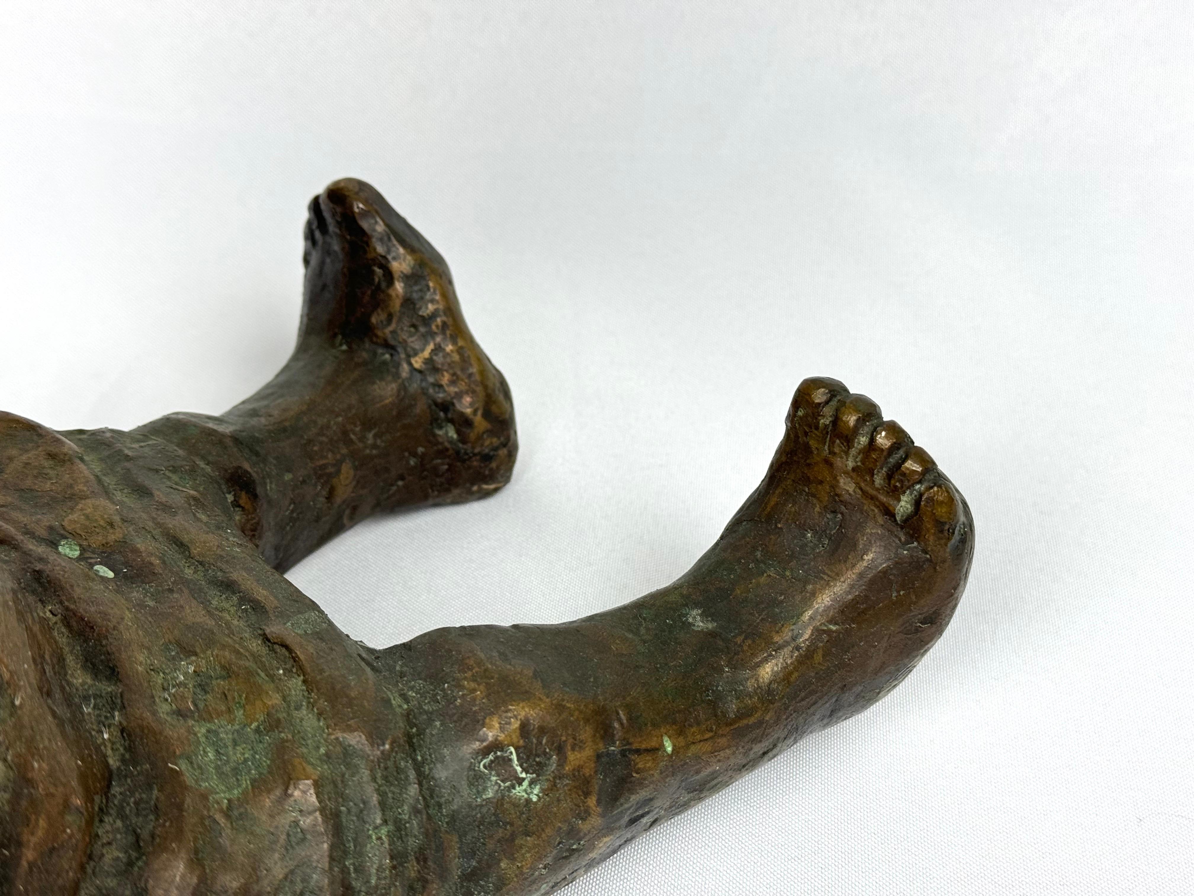 Grande scultura in bronzo firmata di Sergio Unia raffigurante una bambina in vendita 11