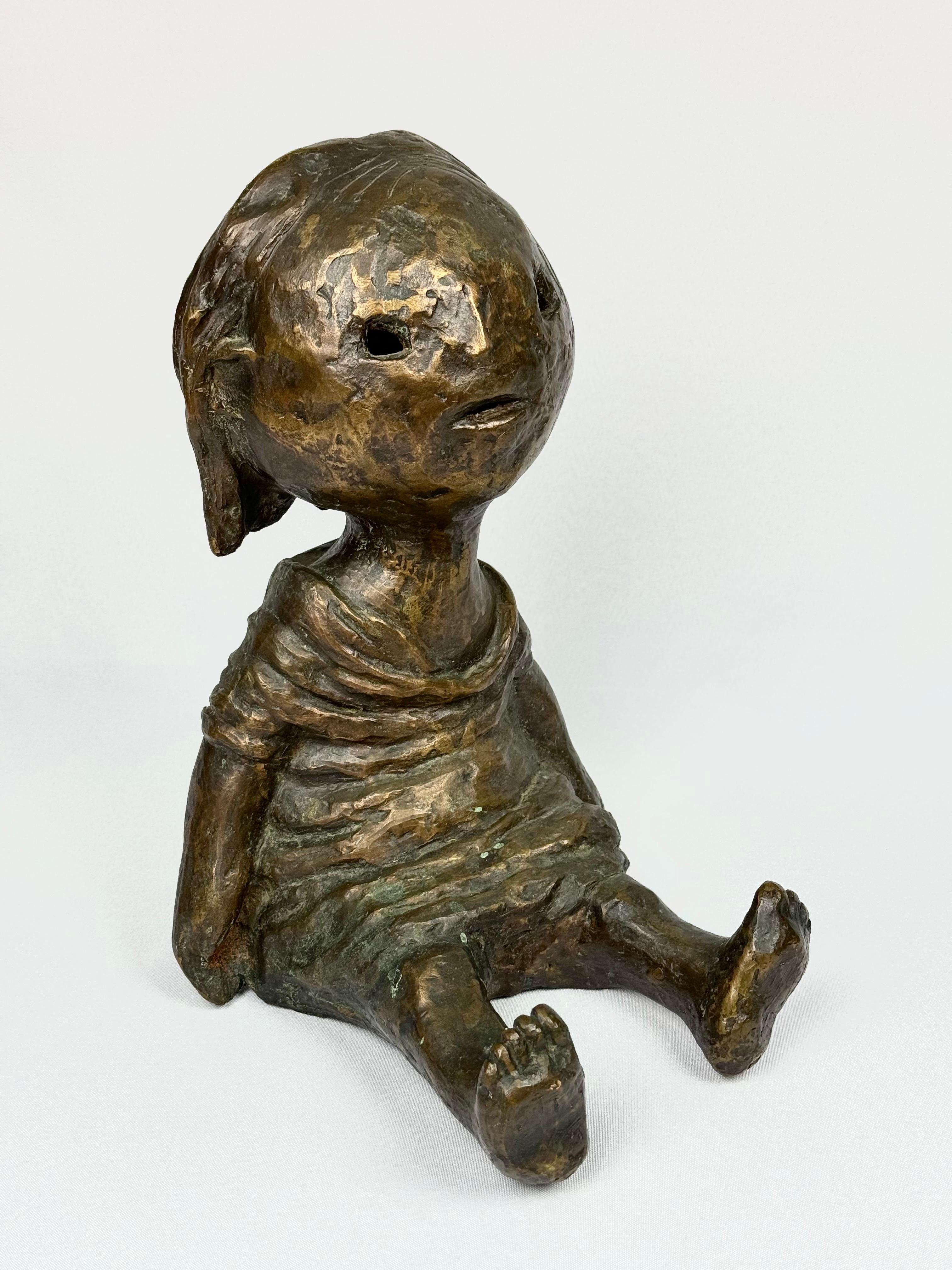 Grande scultura in bronzo firmata di una bambina. Dallo scultore Serigo Unia. Un pezzo pesante e solido. Stile brutalista. Stile animato e cartoonesco. Ricorda un personaggio di Charlie Brown e dei Peanuts. Firmato sul retro in basso da UNIA. Sergio