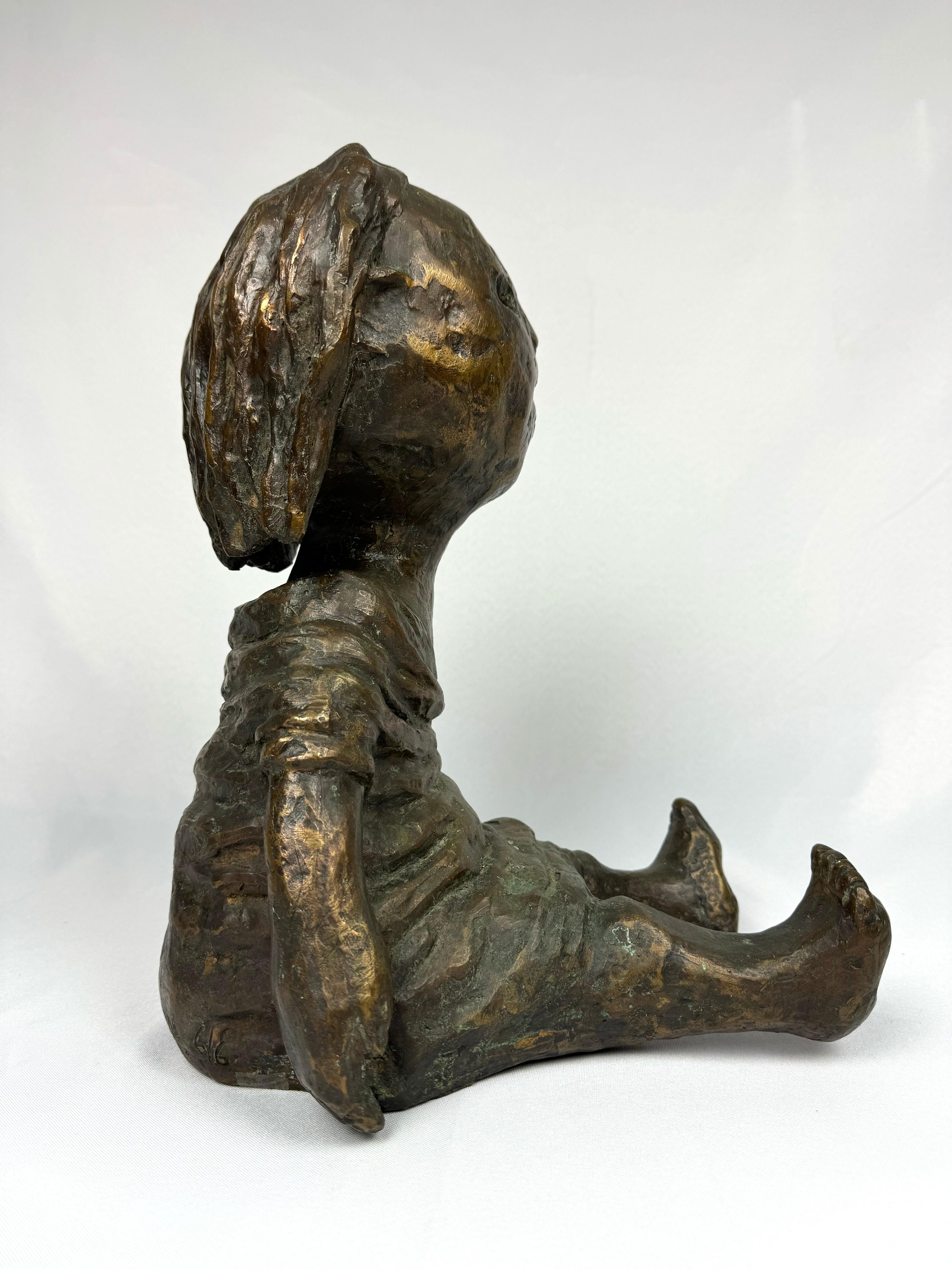 Grande scultura in bronzo firmata di Sergio Unia raffigurante una bambina in vendita 1