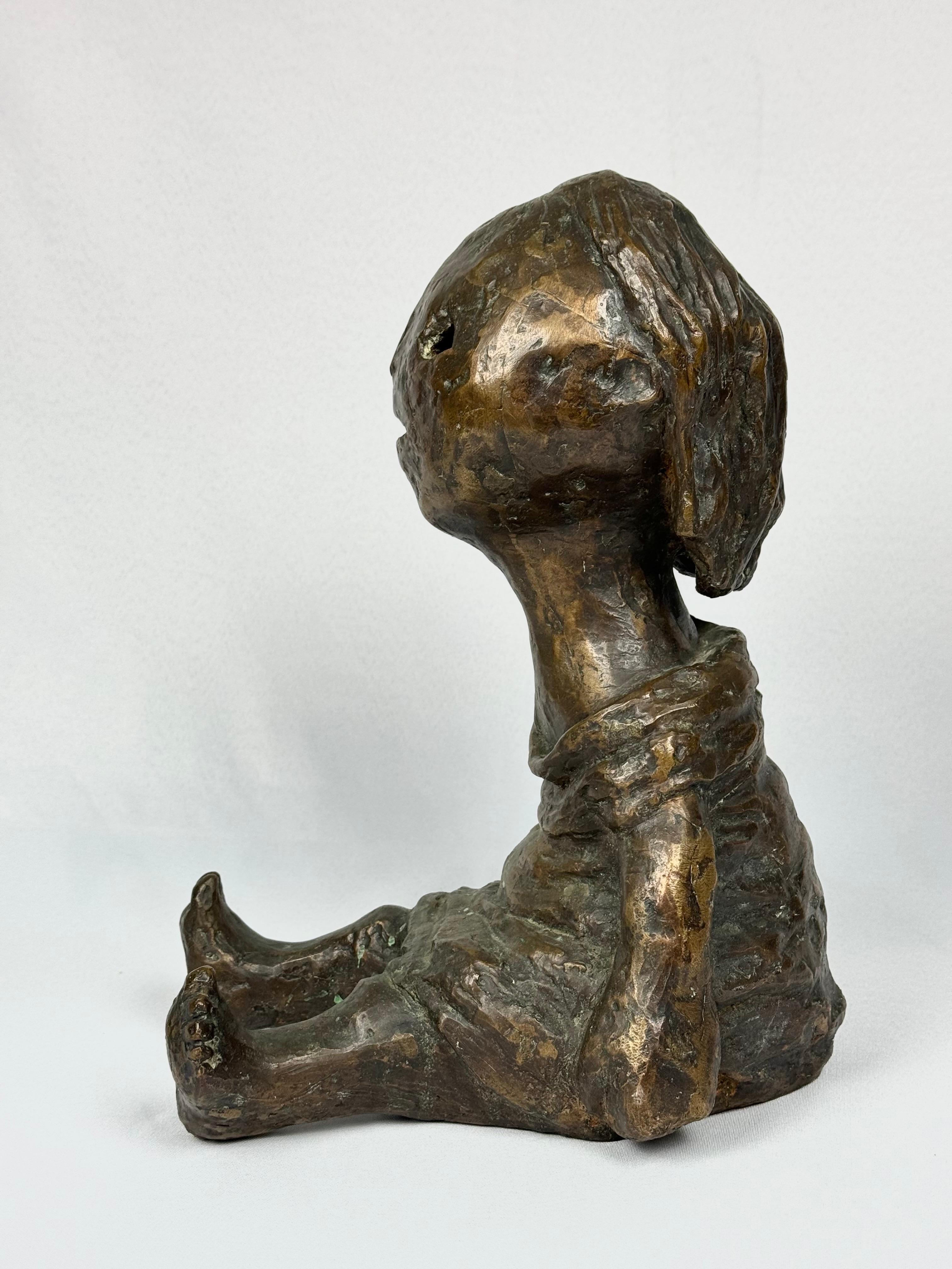 Grande scultura in bronzo firmata di Sergio Unia raffigurante una bambina in vendita 2