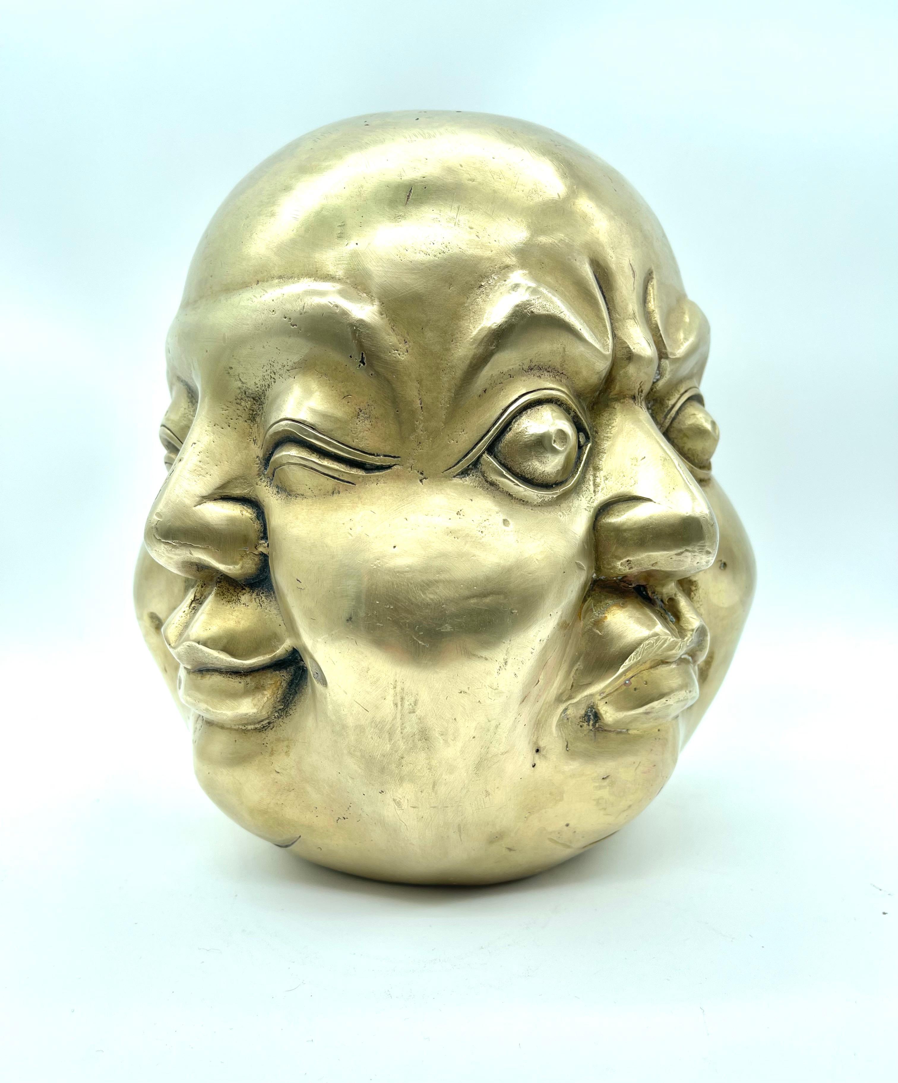 Descubre esta extraordinaria estatua de bronce de un Buda de cuatro caras, una obra maestra del arte tradicional asiático que es a la vez espiritual y decorativa.

Características principales:
Material: Bronce macizo de alta