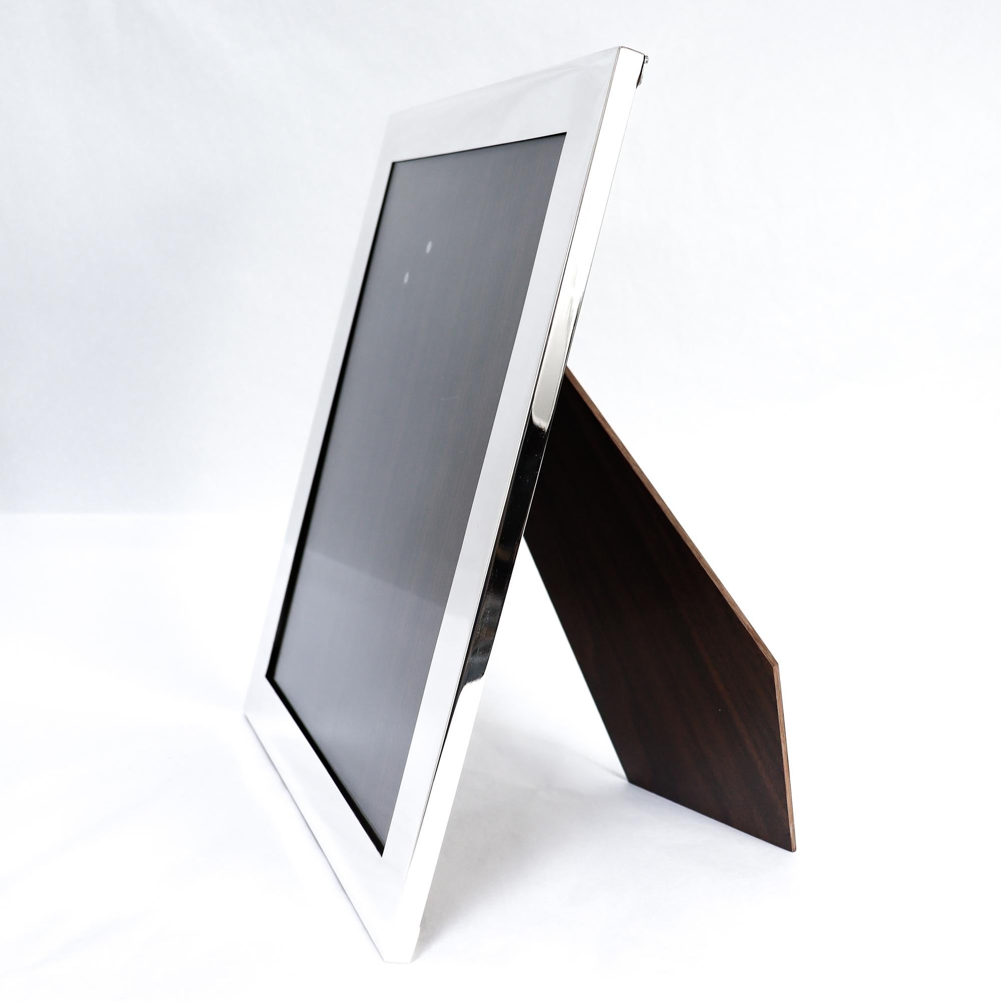 A fine Mid-Century photo or picture frame.

By Cartier.

In sterling silver.

With a robust easel back stand.

Marked Cartier / Sterling /  53 / Hand Made

Sight Height: ca. 9 7/8 in.
Sight Width: ca.  7 7/8 in.

Simply a wonderful Cartier