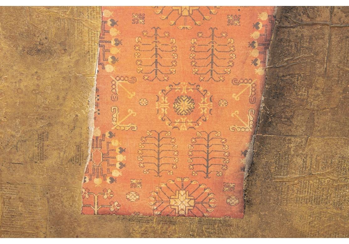 Firmado indistintamente abajo a la izquierda. Varios fragmentos impresos, incluidas alfombras rojas estampadas y páginas de libros impresas pintadas en tonos verde oliva. La parte inferior con cuatro manzanas rojas pintadas sobre un fragmento de