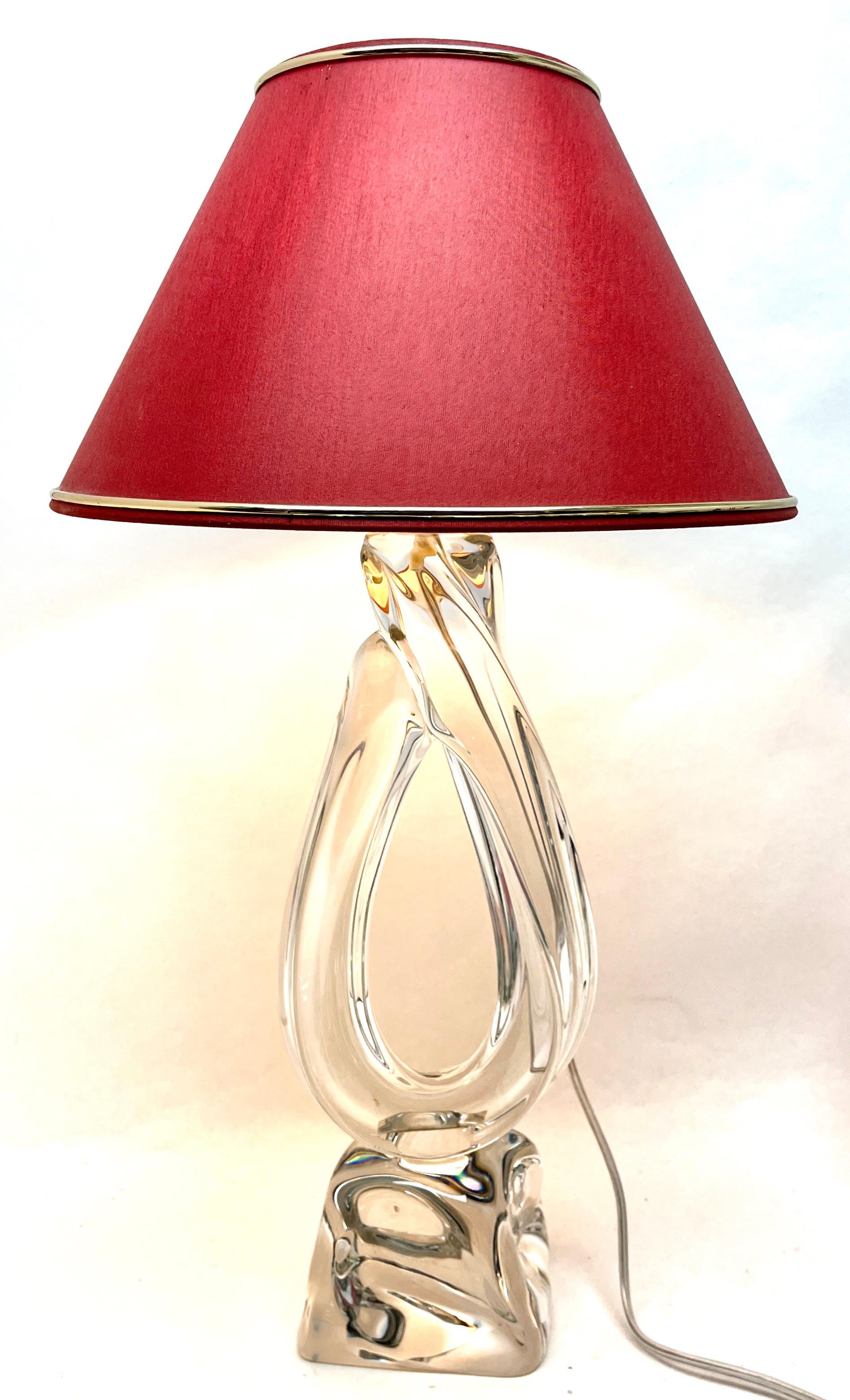 Mid-Century Modern Grande lampe de bureau signée Daum France, avec un épais Sommerso en cristal fin en vente