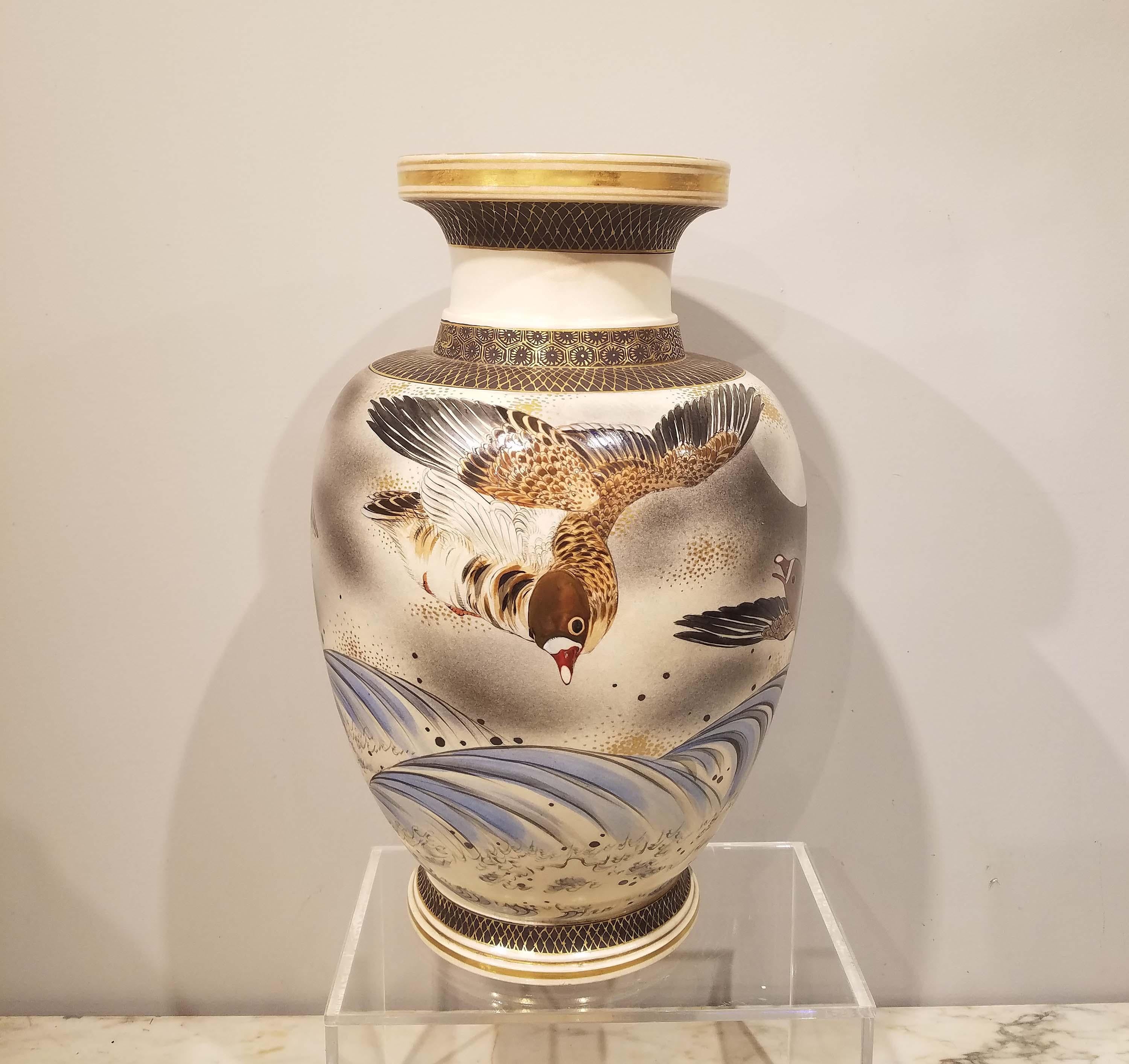 Japonisme Grand vase en porcelaine de Satsuma japonais signé:: période Meiji