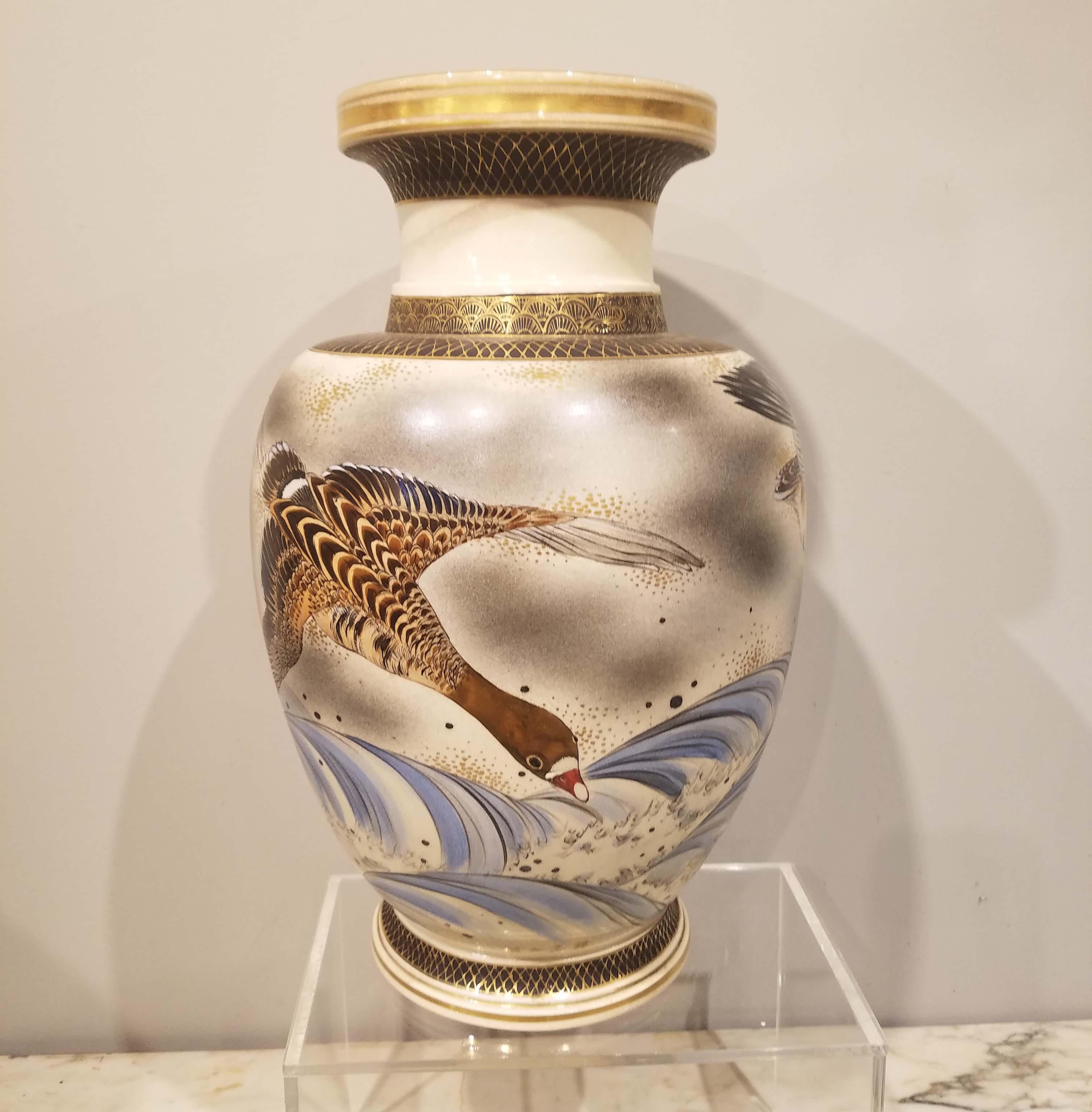 Japonais Grand vase en porcelaine de Satsuma japonais signé:: période Meiji