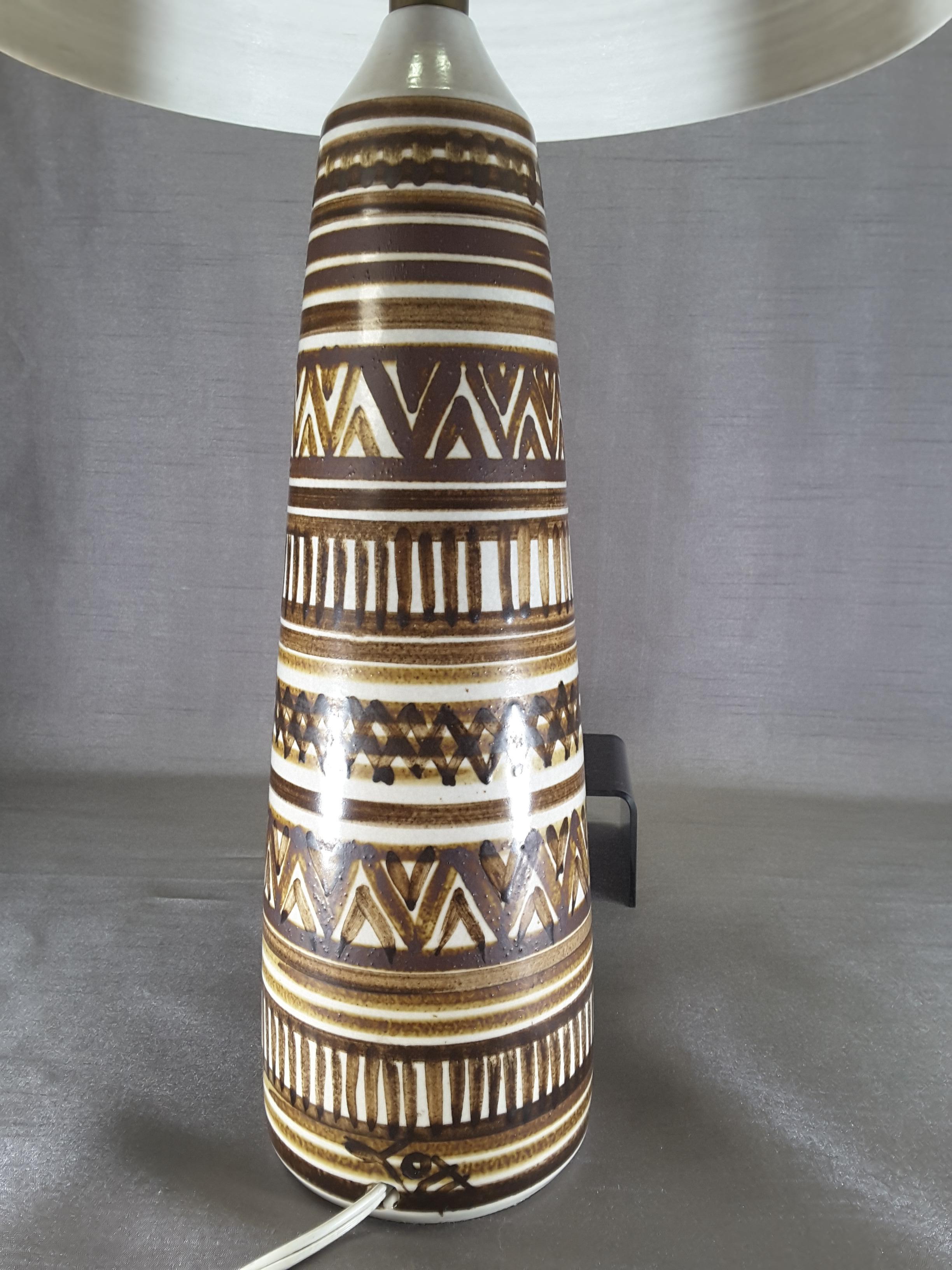 Large Signed Lotte & Gunnar Bostlund Table Lamp, Tribal Pattern, 1960s In Good Condition For Sale In Ottawa, Ontario