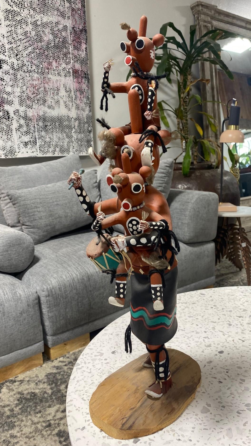 Gran Muñeca Kachina Katsina Original Hopi Nativa Americana Firmada con Cabeza de Barro sobre Soporte en venta 2