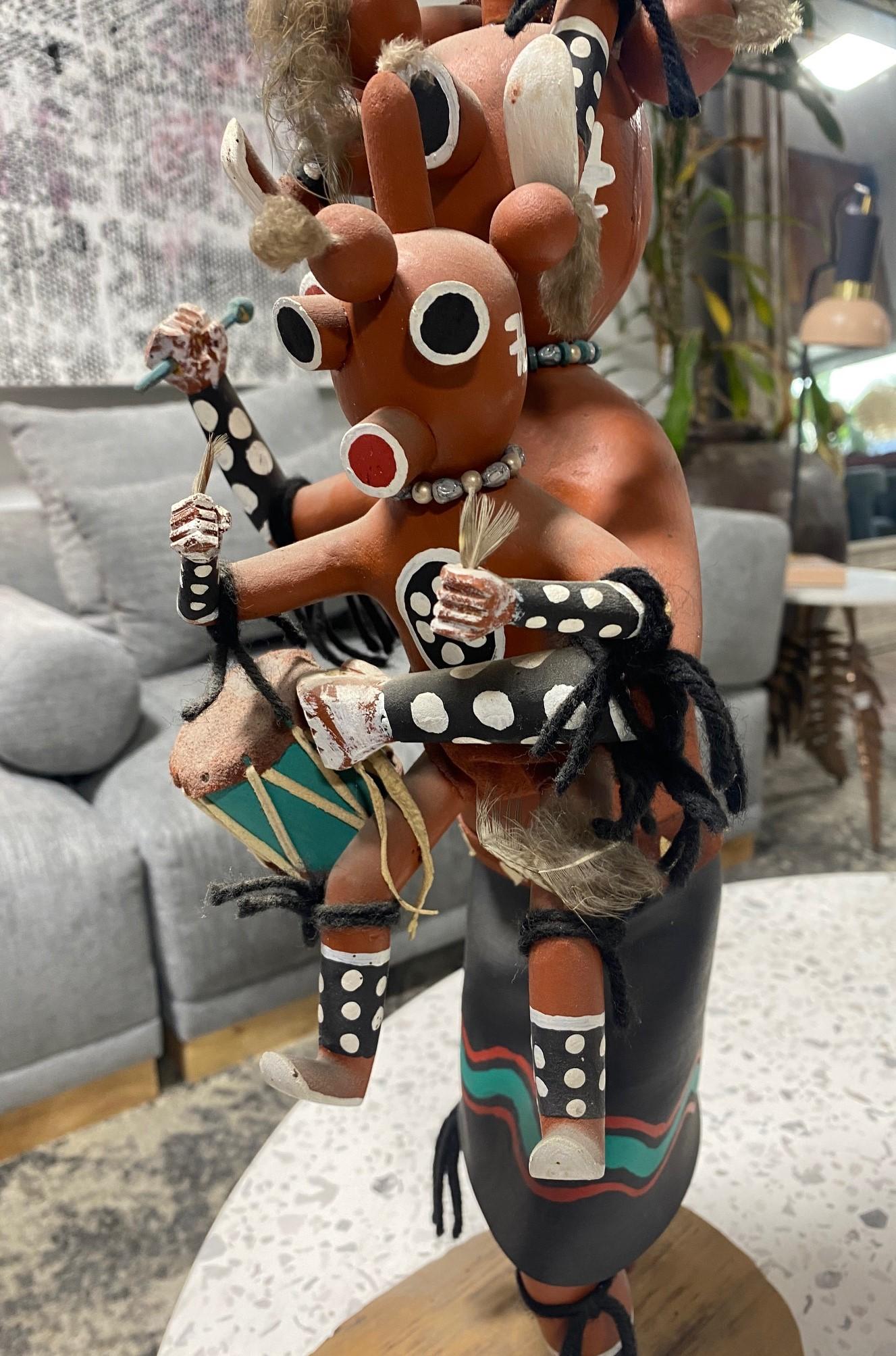 Grande poupée Kachina Katsina signée Hopi Original Mudhead sur Stand en vente 3