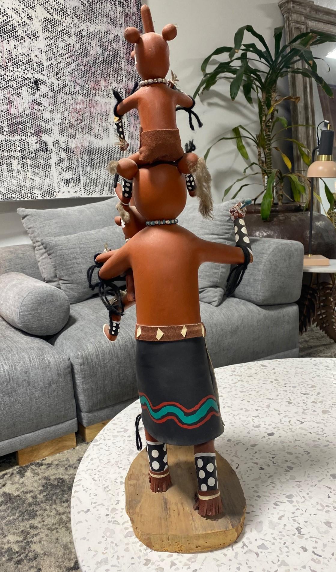 Grande poupée Kachina Katsina signée Hopi Original Mudhead sur Stand en vente 7