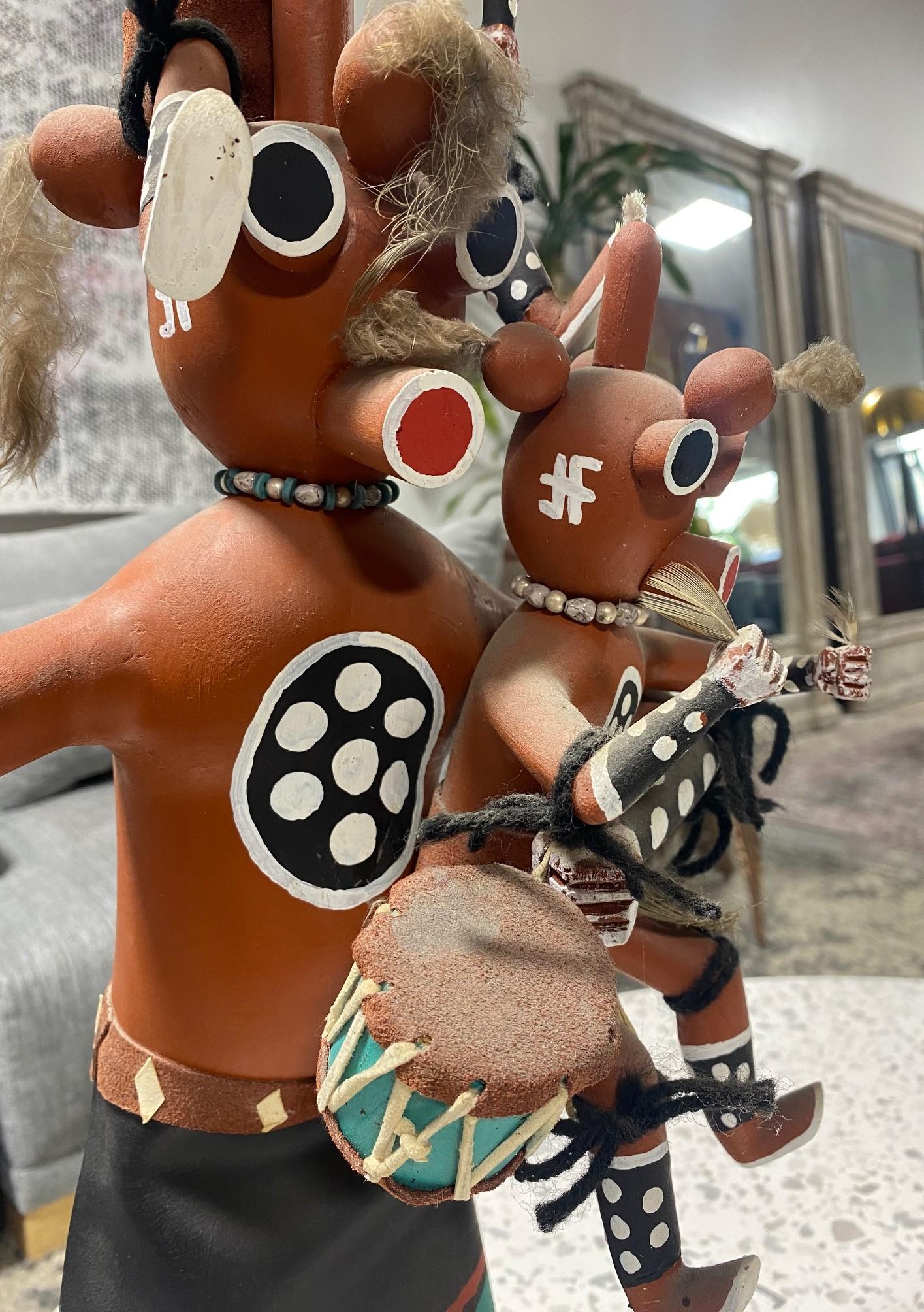 Grande poupée Kachina Katsina signée Hopi Original Mudhead sur Stand en vente 9