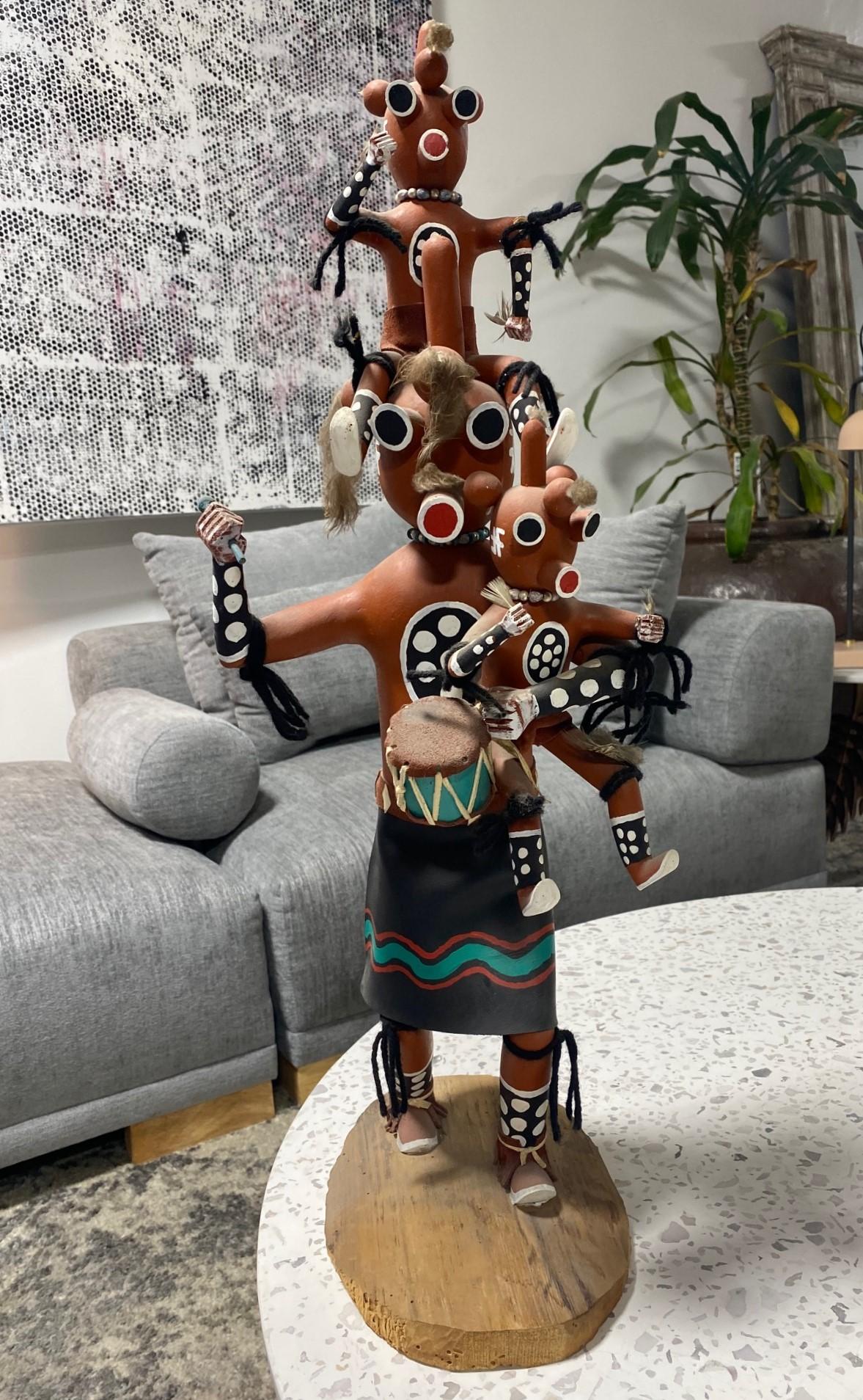 Poupée Kachina Hopi Mudhead merveilleusement fabriquée, détaillée et décorée à la main. Il s'agit d'une œuvre d'une taille inhabituelle. Dans l'ensemble, il s'agit d'une pièce remarquable. Peint à la main avec accompagnement de cuir et