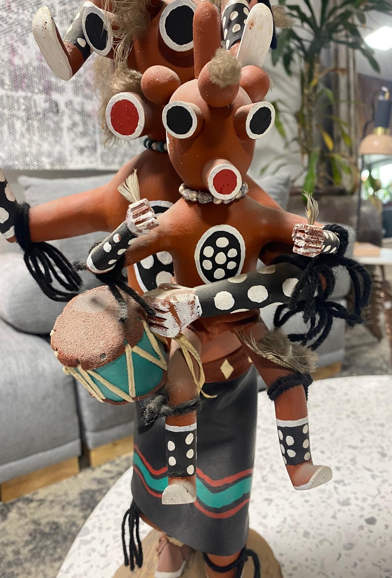 Gran Muñeca Kachina Katsina Original Hopi Nativa Americana Firmada con Cabeza de Barro sobre Soporte siglo XX en venta