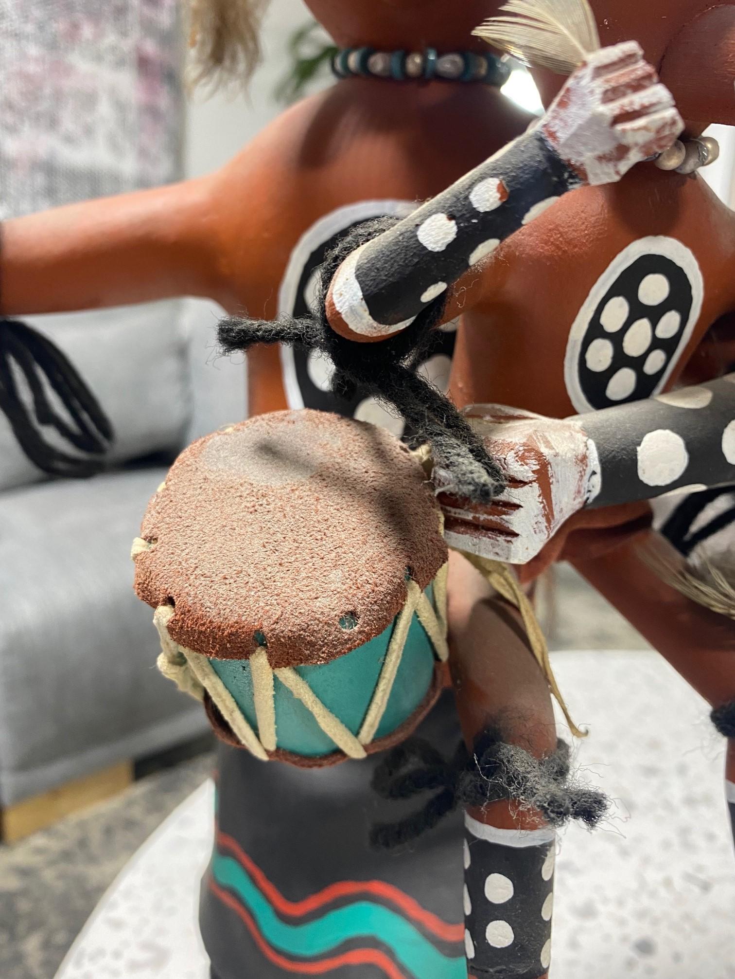 Gran Muñeca Kachina Katsina Original Hopi Nativa Americana Firmada con Cabeza de Barro sobre Soporte en venta 1
