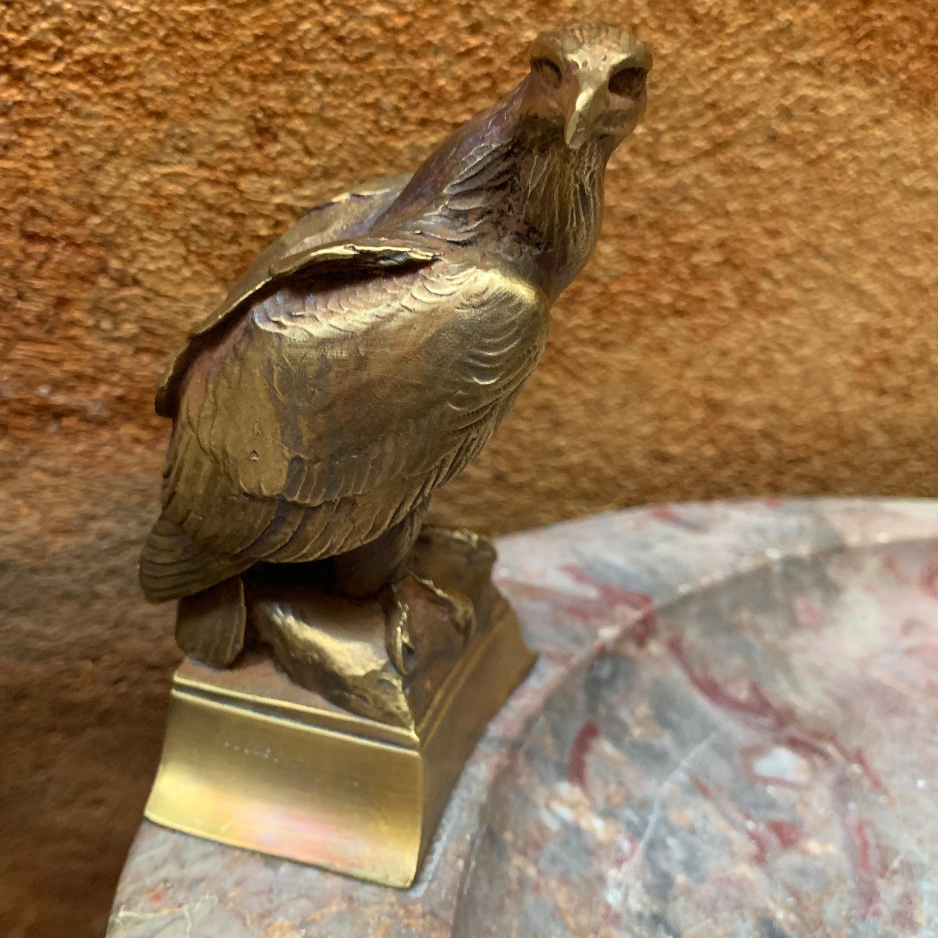 Großer signierter ovaler Aschenbecher oder Tafelaufsatz aus Marmor mit zwei bronzenen Adlern im Angebot 3
