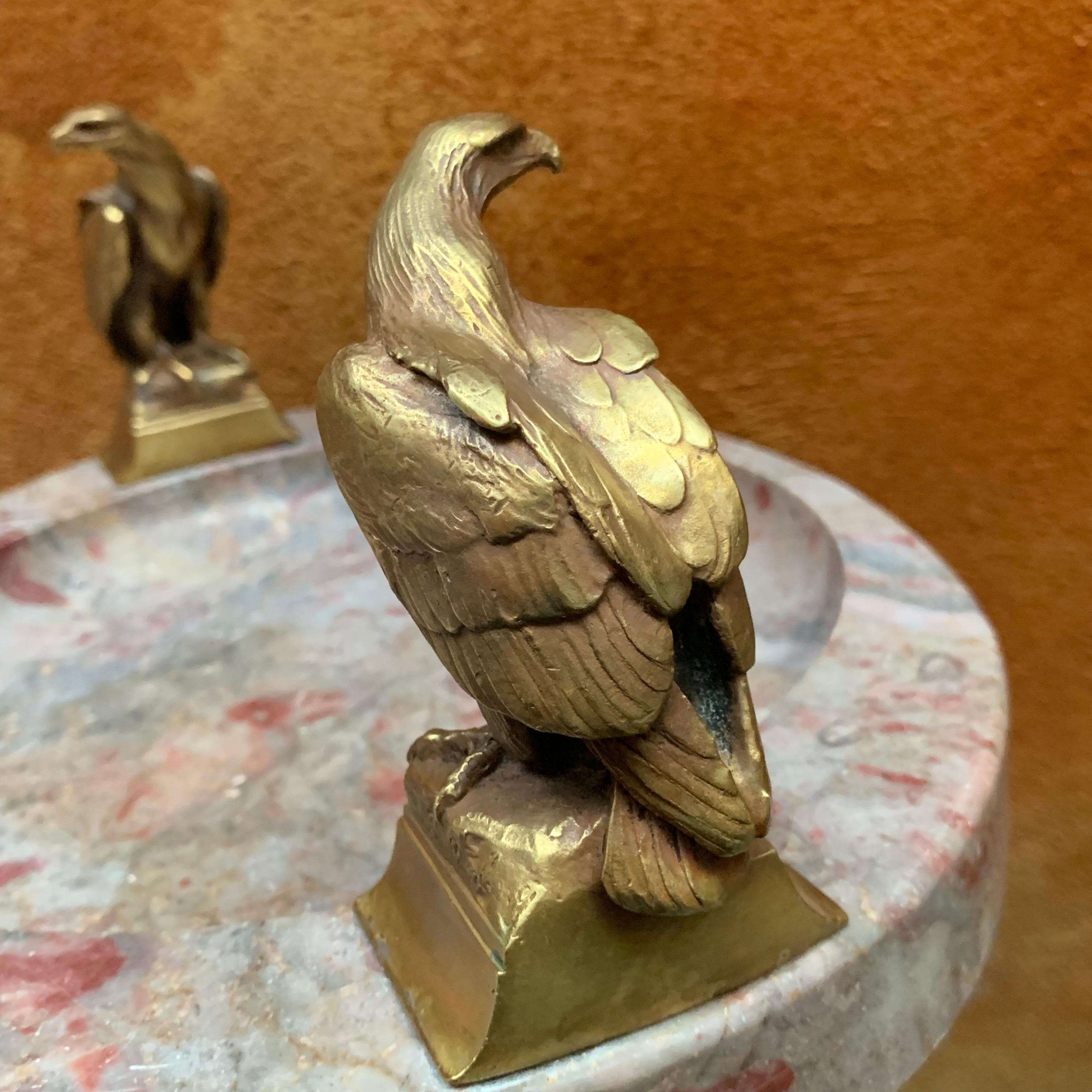 Großer signierter ovaler Aschenbecher oder Tafelaufsatz aus Marmor mit zwei bronzenen Adlern im Angebot 5