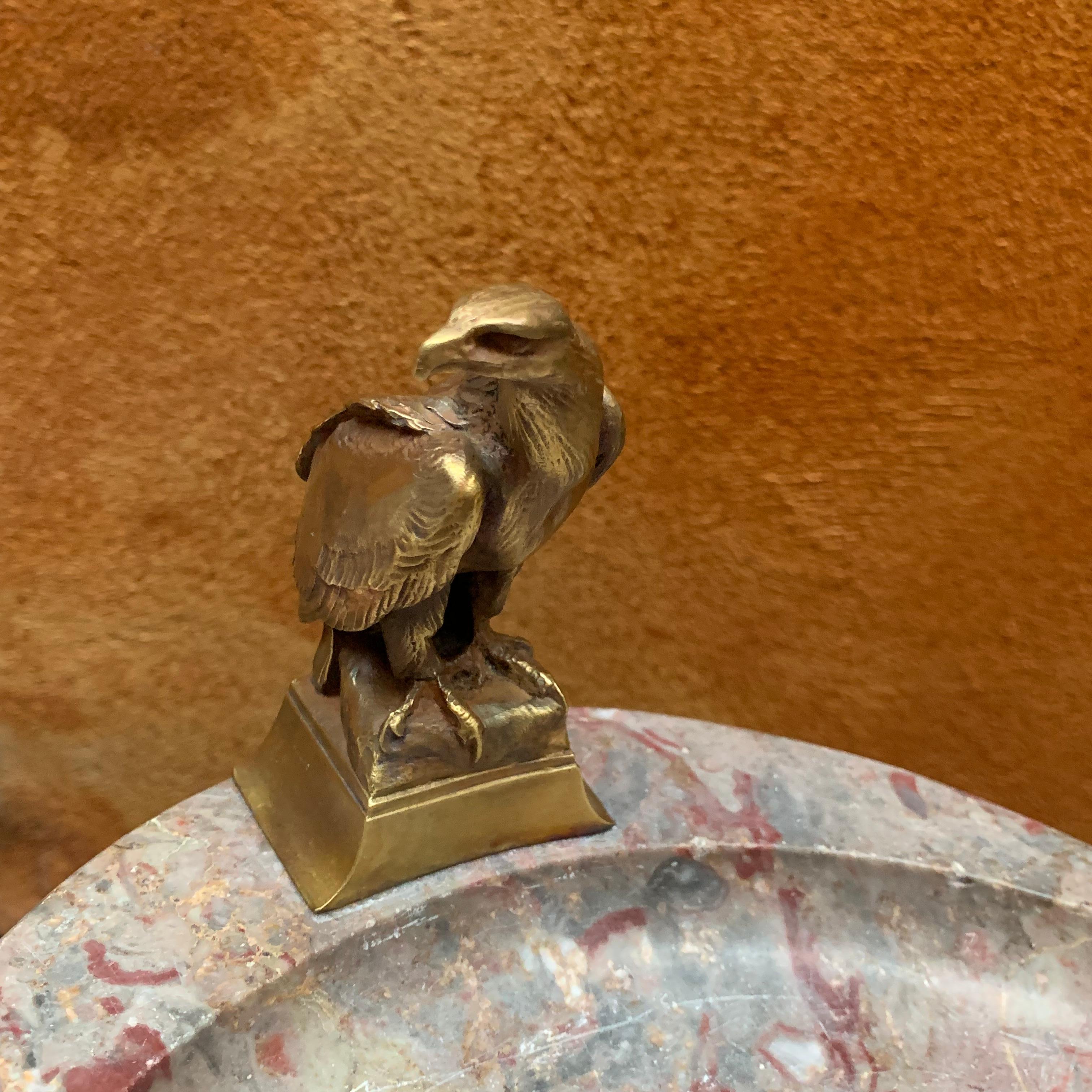 Großer signierter ovaler Aschenbecher oder Tafelaufsatz aus Marmor mit zwei bronzenen Adlern im Angebot 6