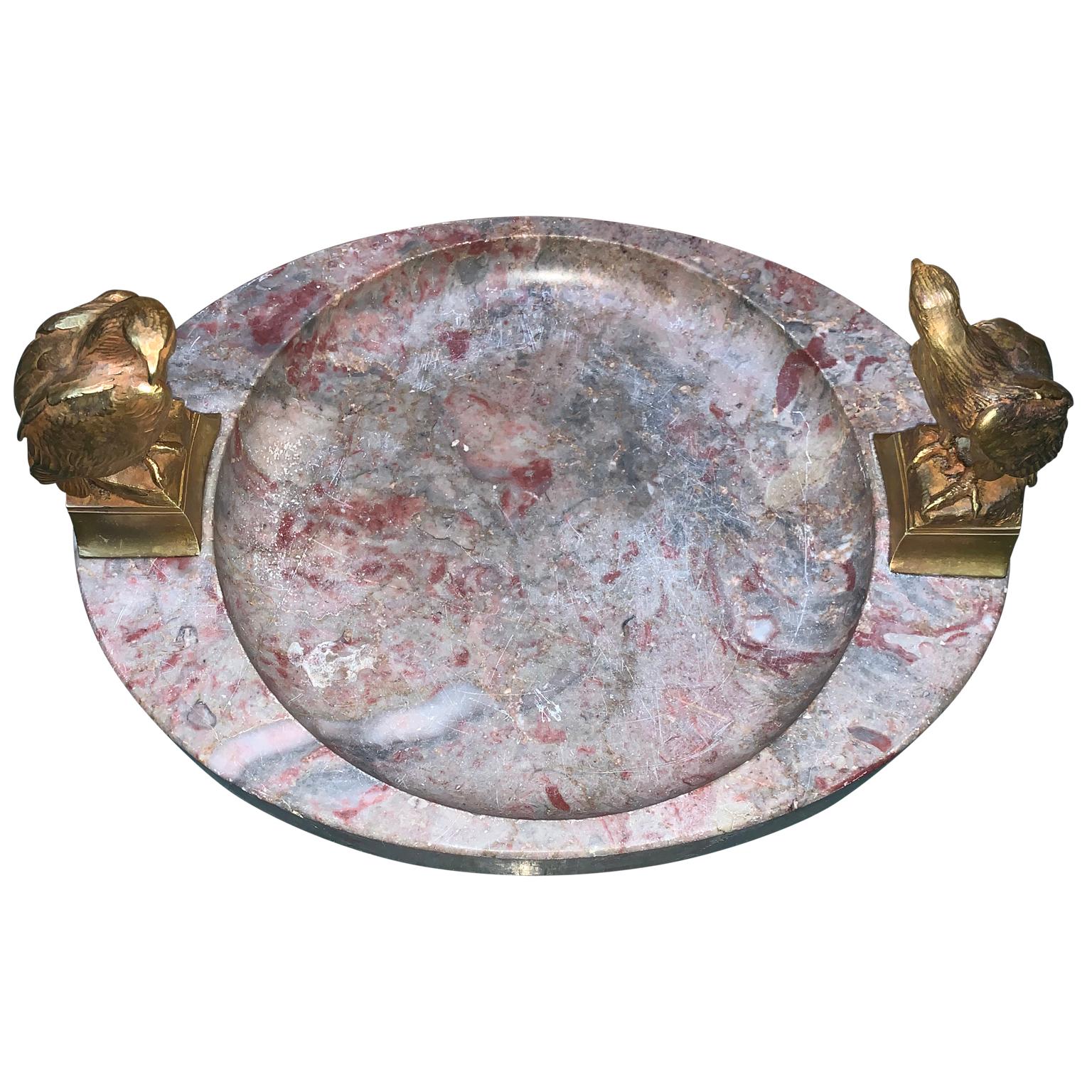 Großer signierter ovaler Aschenbecher oder Tafelaufsatz aus Marmor mit zwei bronzenen Adlern (Art déco) im Angebot