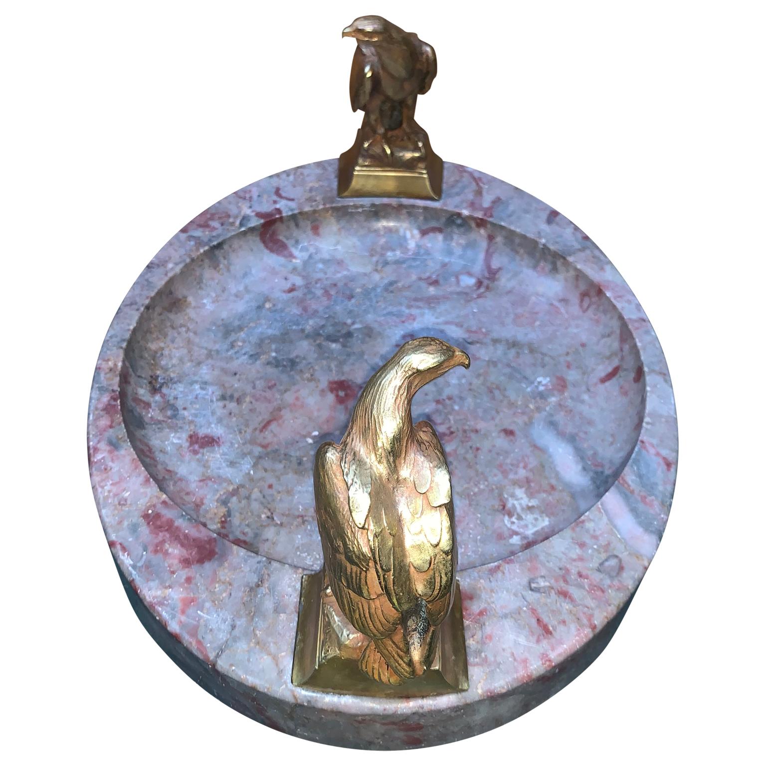 Großer signierter ovaler Aschenbecher oder Tafelaufsatz aus Marmor mit zwei bronzenen Adlern (Deutsch) im Angebot