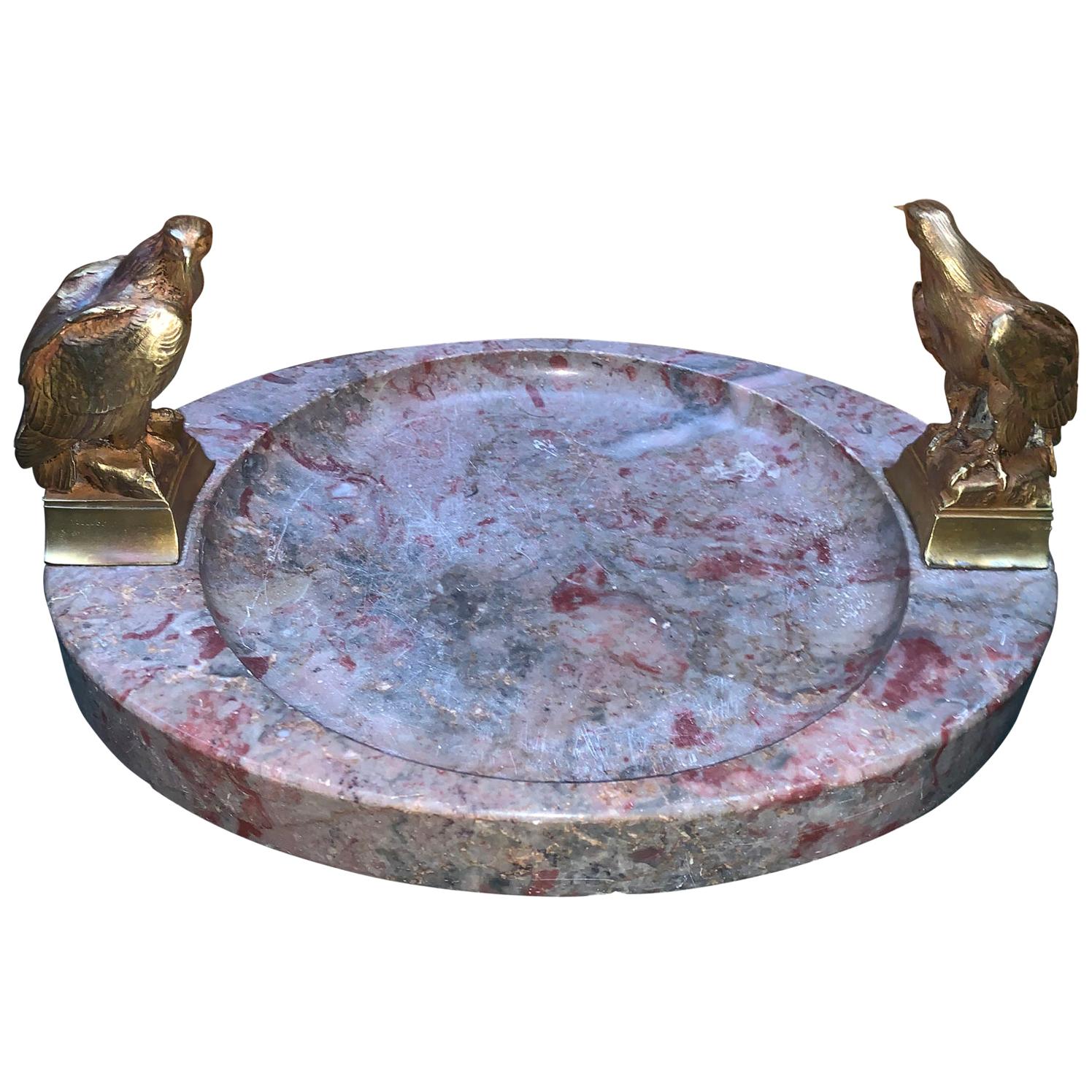 Grand cendrier ou centre de table en marbre ovale signé avec deux aigles en bronze

Signé 