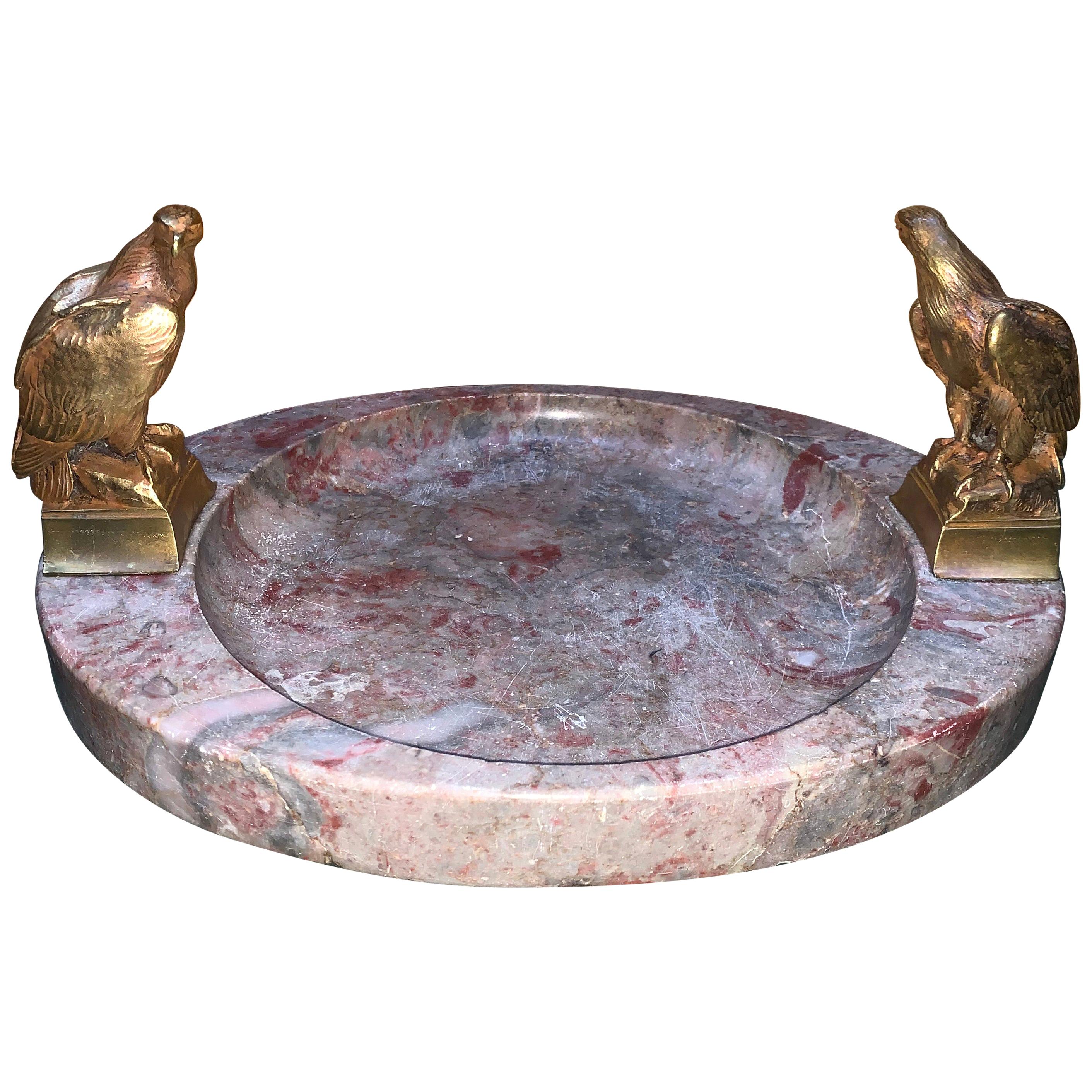 Gran cenicero o centro de mesa ovalado de mármol firmado con dos águilas de bronce
