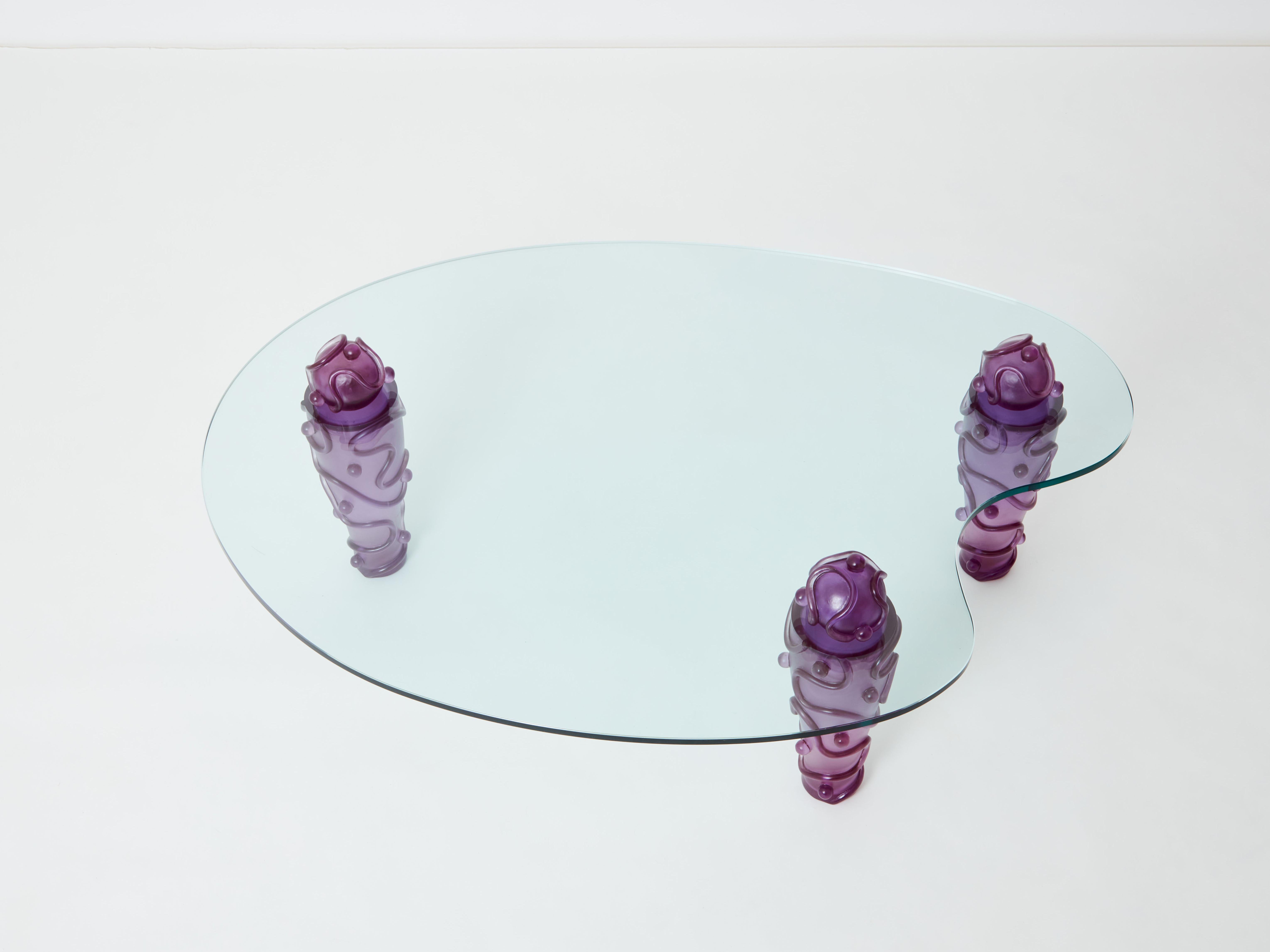 Cette table basse des années 1990 se distingue par sa couleur violette profonde et son design fantaisiste, surtout pour ceux qui pensent que l'expression passionnée de la créativité va de pair avec la décoration d'intérieur. Elizabeth Garouste &