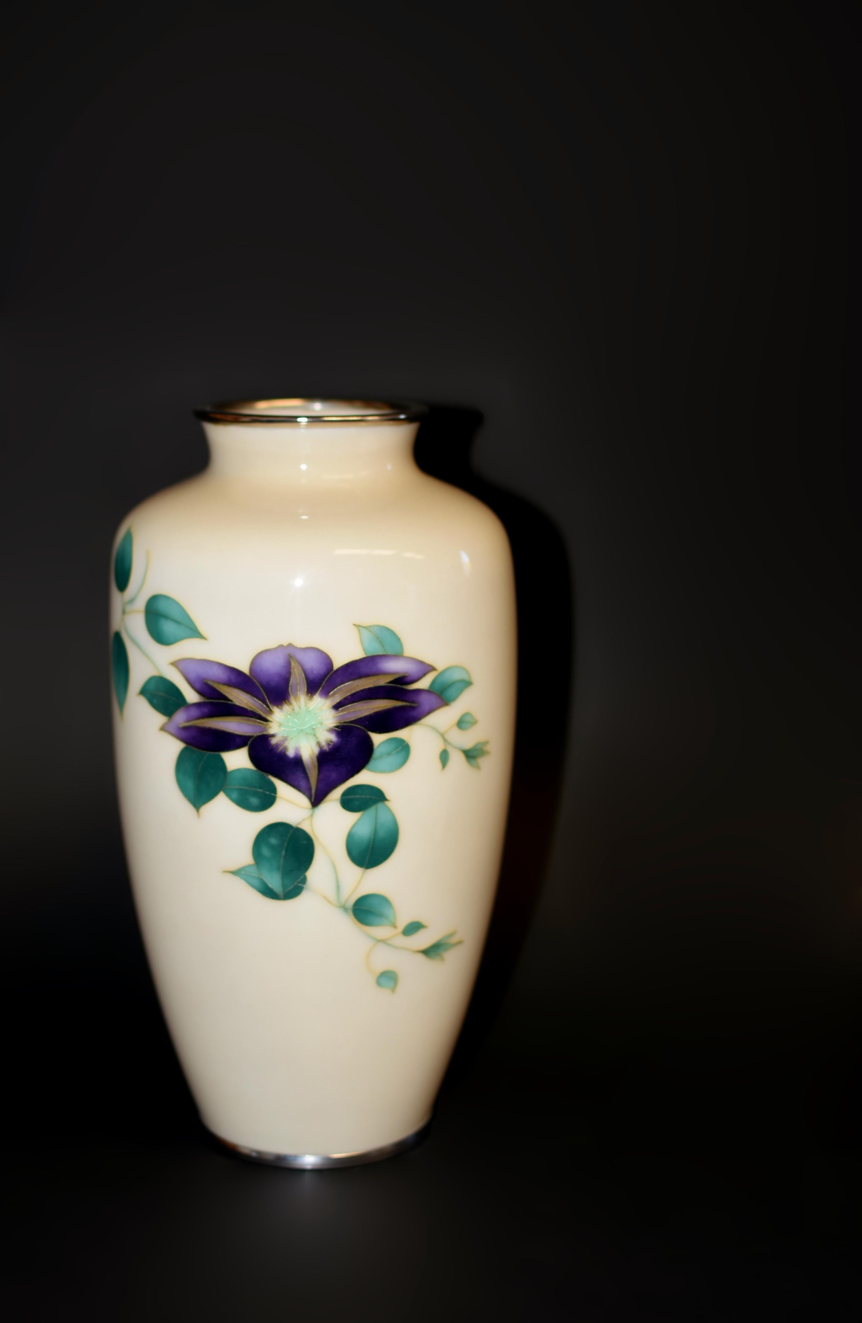 Una de las piezas más especiales de nuestra colección de Works of Art japonesas. Excepcional jarrón de esmalte cloisonné de principios del siglo XX del periodo Showa, obra de Yukio Tamura. El elegante fondo amarillo pálido Musen-jippo resalta