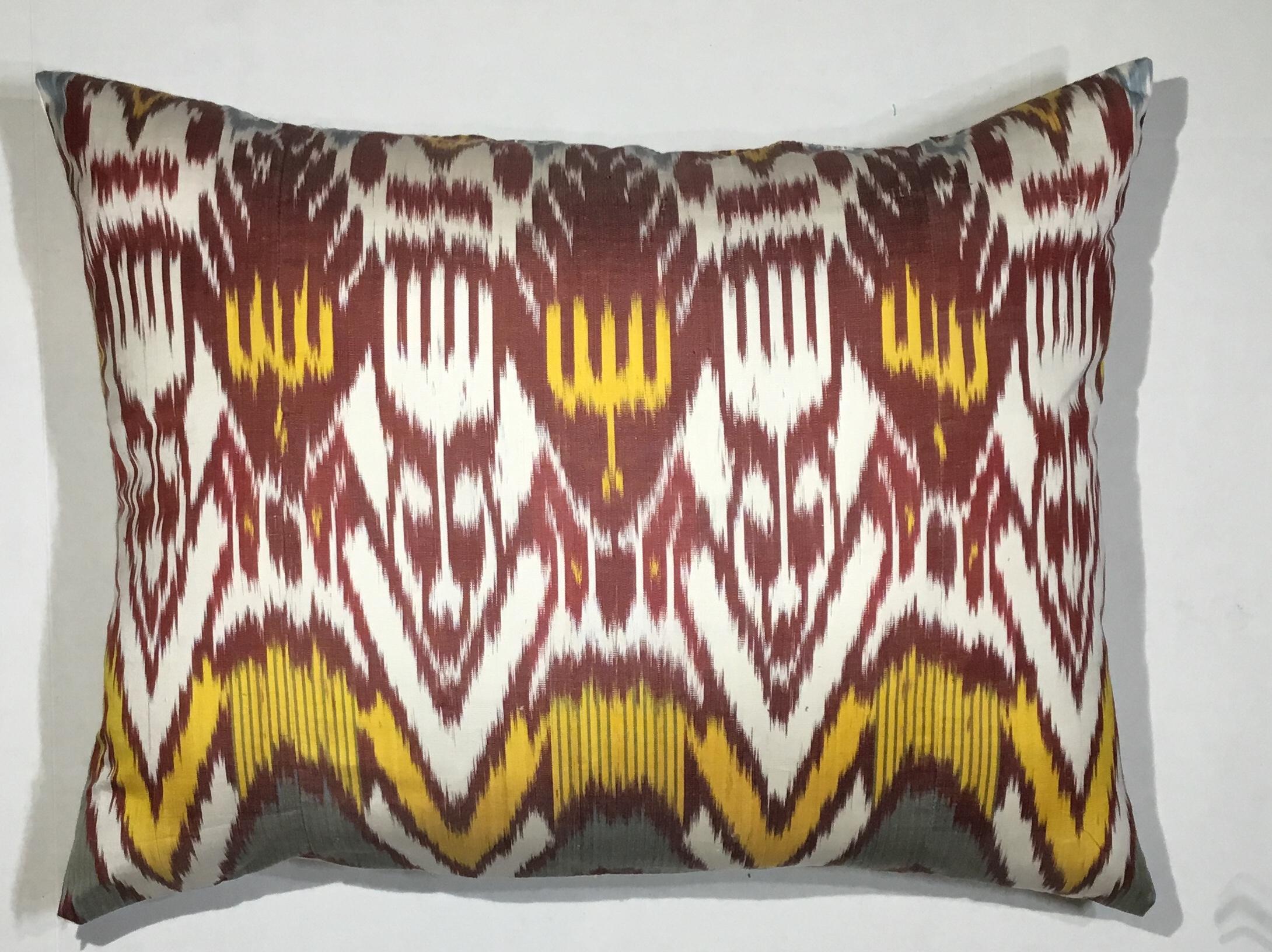 Beautiful pillow made of silk Ikat textile, salmon white and muster colors, geometric motifs, fine linen backing, frash new insert.