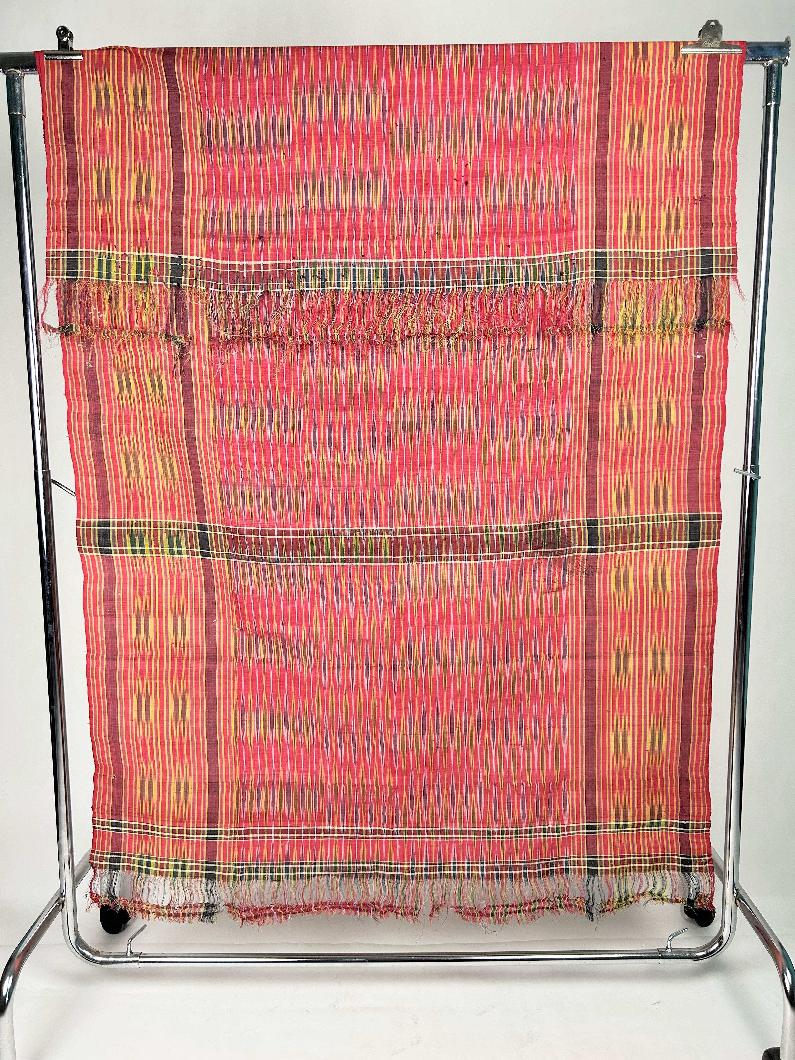 Siglo XIX Siria - Imperio Otomano
Preciosa y antiquísima gran toalla o colgadura de ikat de seda reversible, originaria de Alepo o Damasco, del siglo XIX. Tejido muy fino con fuerte policromía, hecho en telar manual. Patrones geométricos que